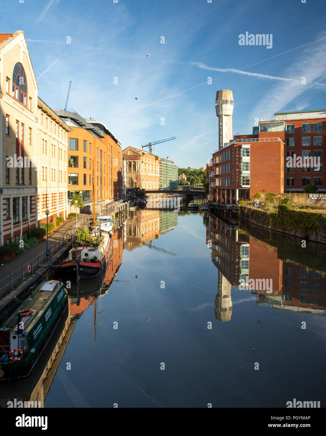Bristol, England, Großbritannien - 11 August 2018: Heißluftballons über Bristol Schwimmenden Hafen fliegen in der Dämmerung während der jährlichen Balloon Fiesta. Stockfoto