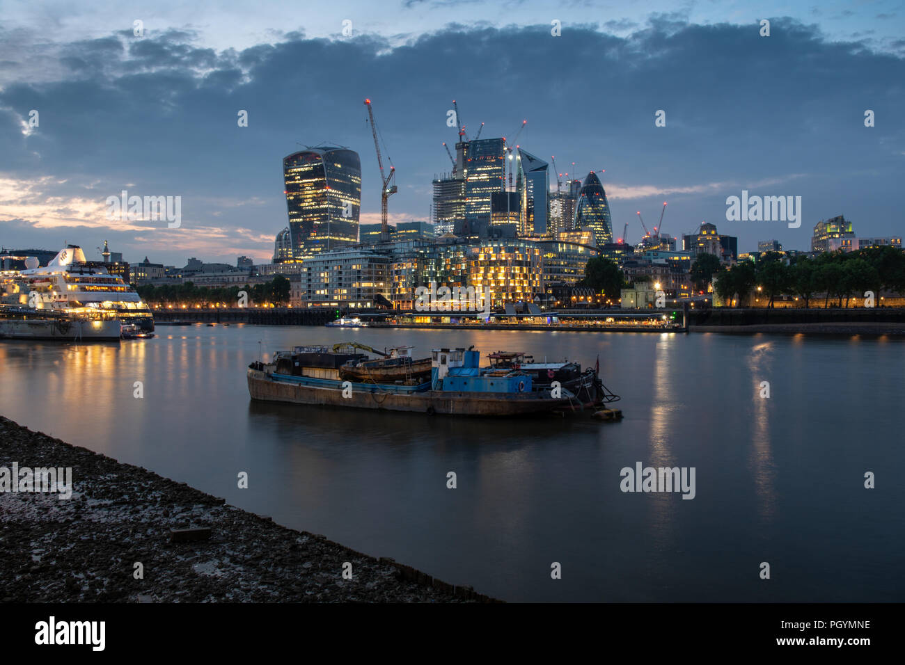 London, England, Großbritannien - 1. Juni 2018: Hochhäuser Leuchten während der Nacht während einer Bauboom in der City von London, mit den Schuten in den Fluss Tha Stockfoto