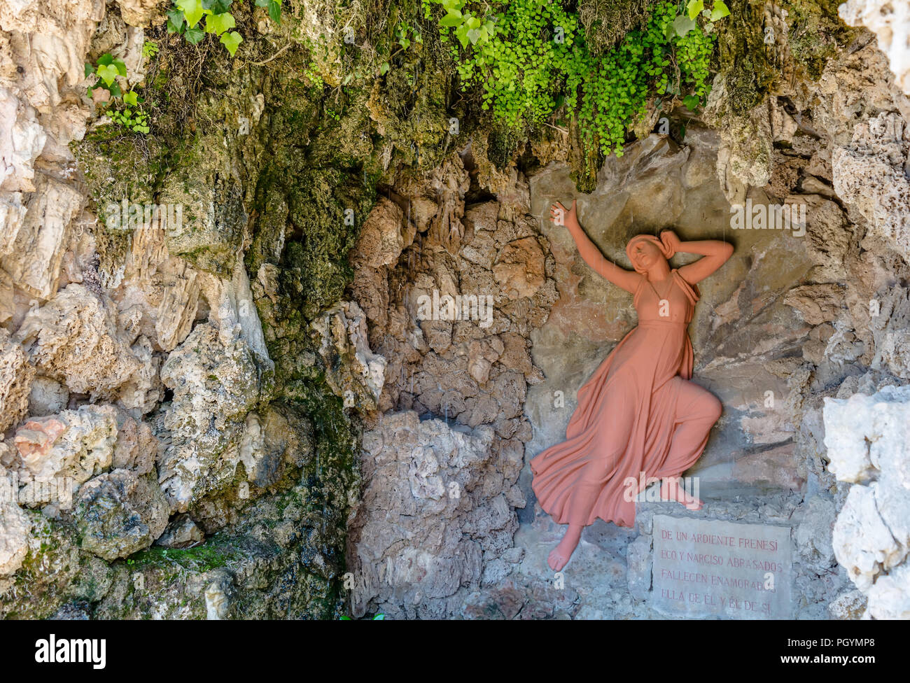 Linderung von Terracotta Nymphe Echo in der Grotte von Echo und Narziss im Labyrinth von Horta. Stockfoto