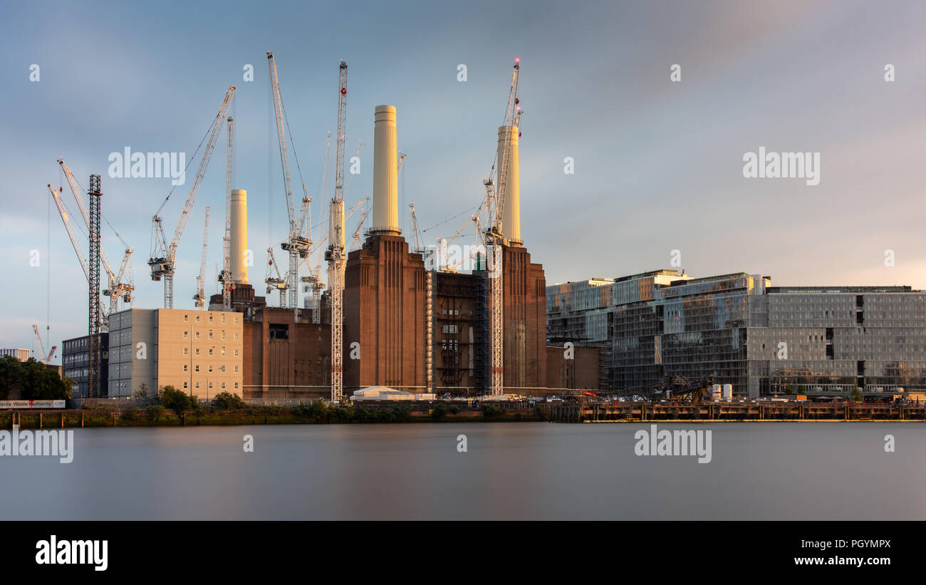 London, England, Großbritannien - 8. Juni 2018: Turmdrehkrane Cluster rund um das verlassene Hülle von Battersea Power Station bei der Restaurierung und Umbau, o Stockfoto