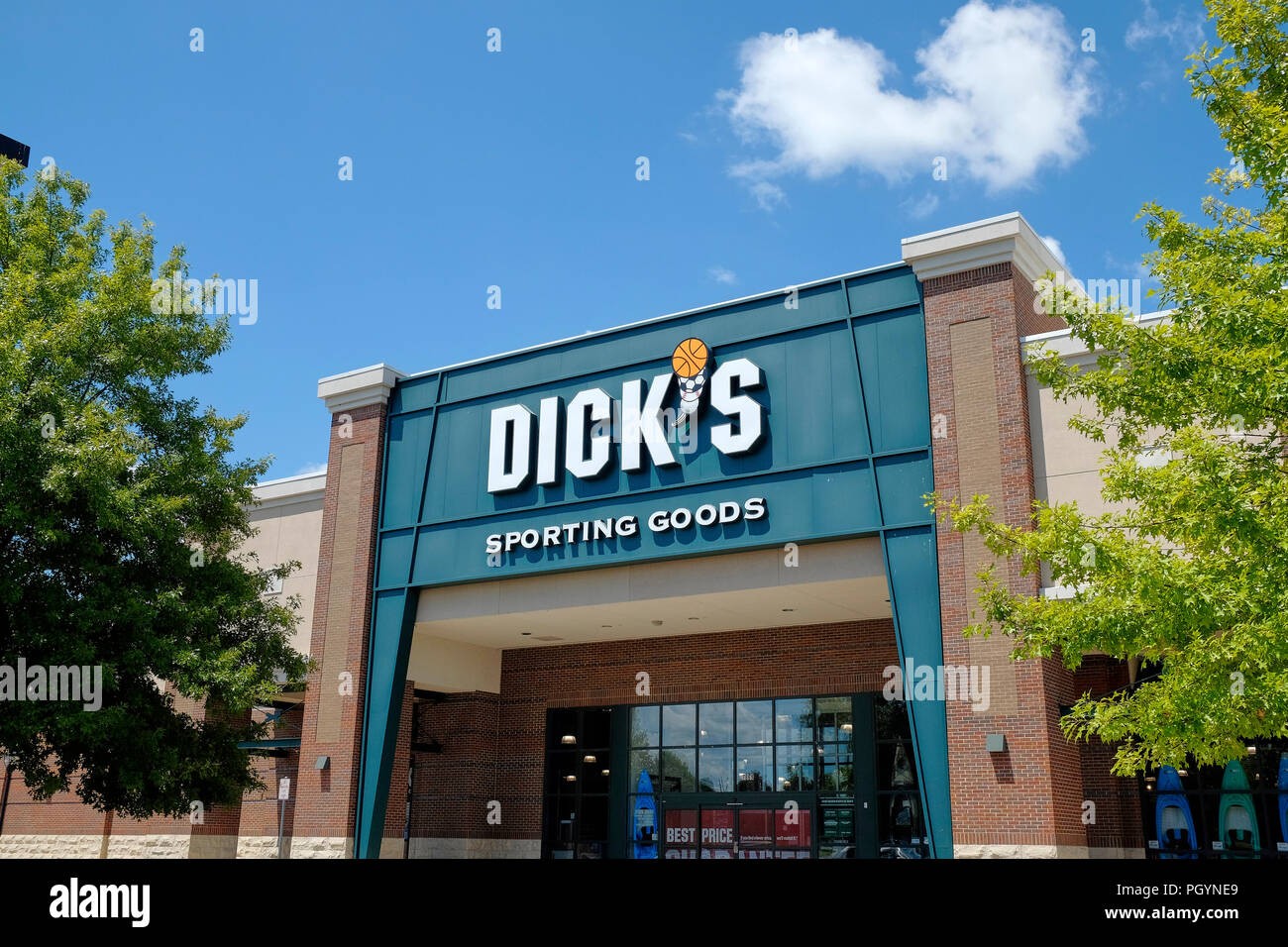 Vorderen Eingang außen- und Zeichen für Dick's Sporting Goods retail Mall Super Store in Montgomery Alabama, USA. Stockfoto