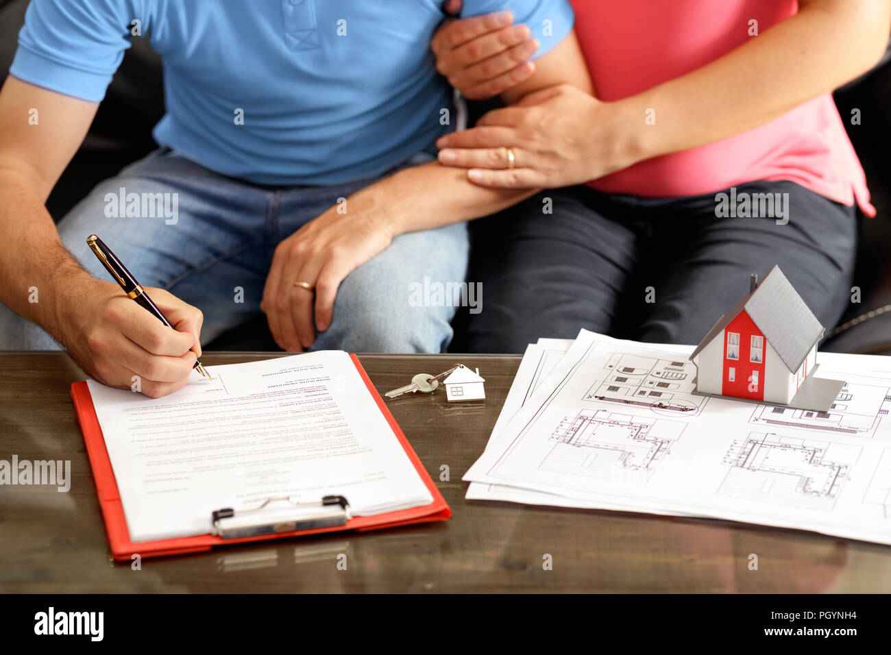Junges Paar unterzeichnen Vertrag Darlehen für Haus Kauf Stockfoto