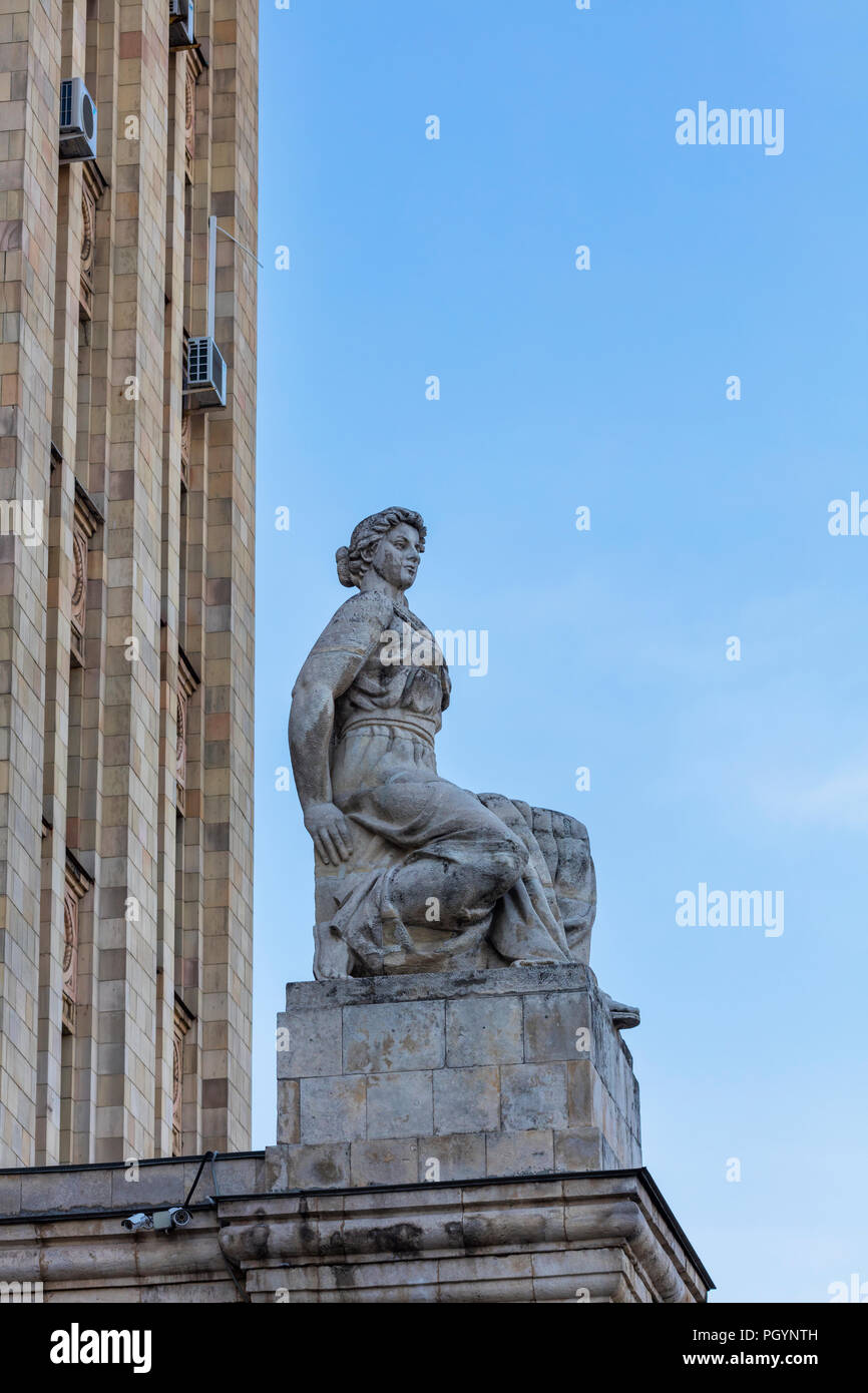 Skulptur an Kudrinskaya quadratisches Gebäude (1954), eine der sieben stalinistischen Wolkenkratzer, Moskau, Russland Stockfoto