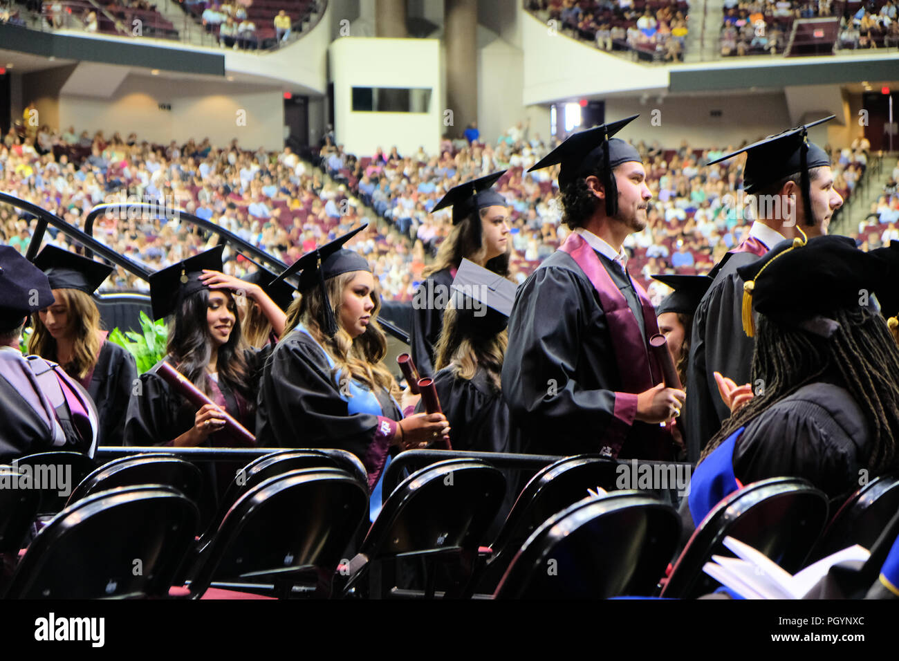 Studenten an einer amerikanischen Universität Graduierung. Stockfoto