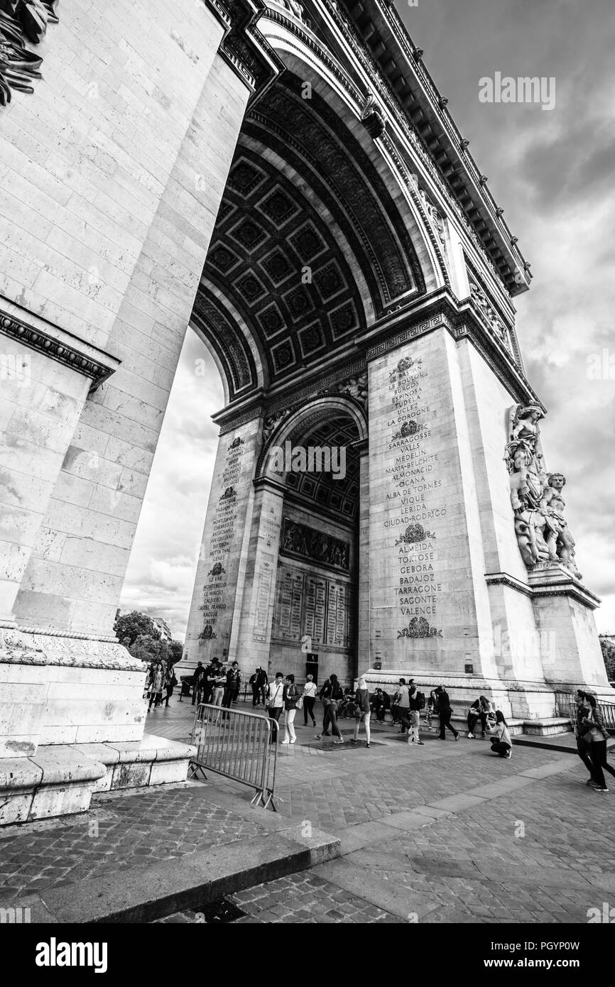 TRIUMPH ARCH PARIS (Arch d'Triumphbogen) - ist eine der bekanntesten Sehenswürdigkeiten in Paris, am westlichen Ende des Champs-Élysées in der Mitte Stockfoto