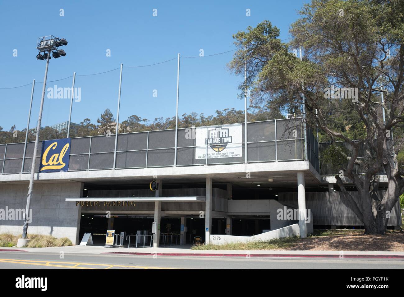 Parkplatz in der Nähe von Oklahoma Memorial Stadium mit Logo für tailgating und für Cal Sportmannschaften an einem sonnigen Tag auf dem Campus der UC Berkeley in der Innenstadt von Berkeley, Kalifornien, 21. Mai 2018. () Stockfoto