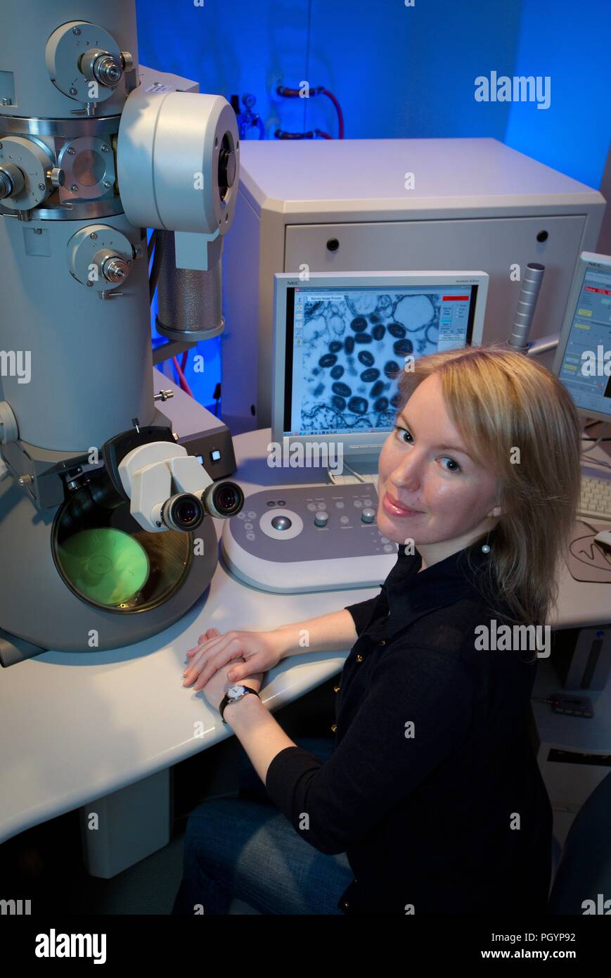 Zentren für die Prävention und die Kontrolle von Krankheiten (CDC) Praktikant, Maureen Metcalfe mit Transmissions-Elektronenmikroskope (TEM), 2011. Mit freundlicher Mitten zur Krankheit-Steuerung/Cynthia Goldsmith. () Stockfoto