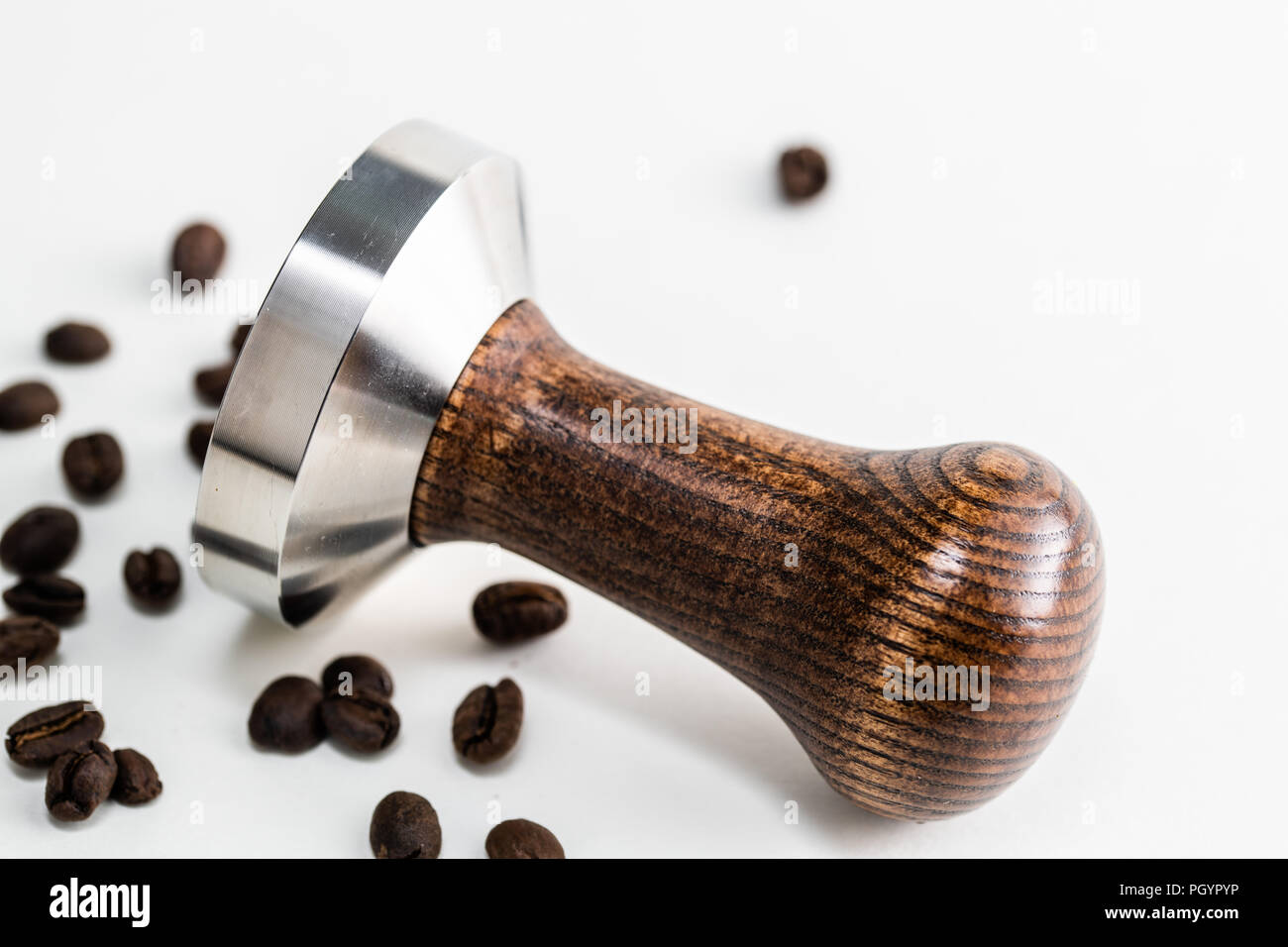 Einen Kaffee oder Espresso Stampfer, die durch ein barista in einem Coffee Shop eingesetzt werden könnten. Stockfoto