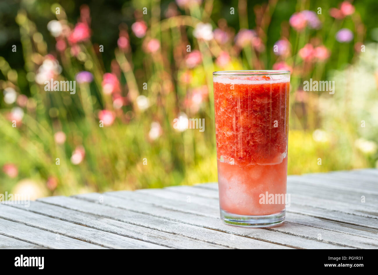 Gemischt Erdbeeren mit Eis und im großen Glas. Stockfoto