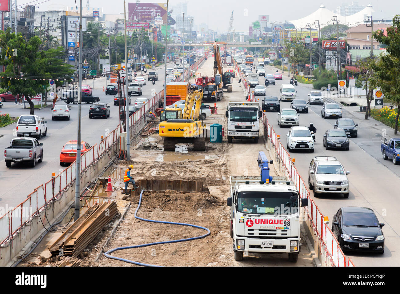 Bangkok, Thailand - 31. März 2018: Arbeiter, LKW und Baumaschinen werden vor Ort für eine neue Route Sky train Bau in Bangkok, Th Stockfoto