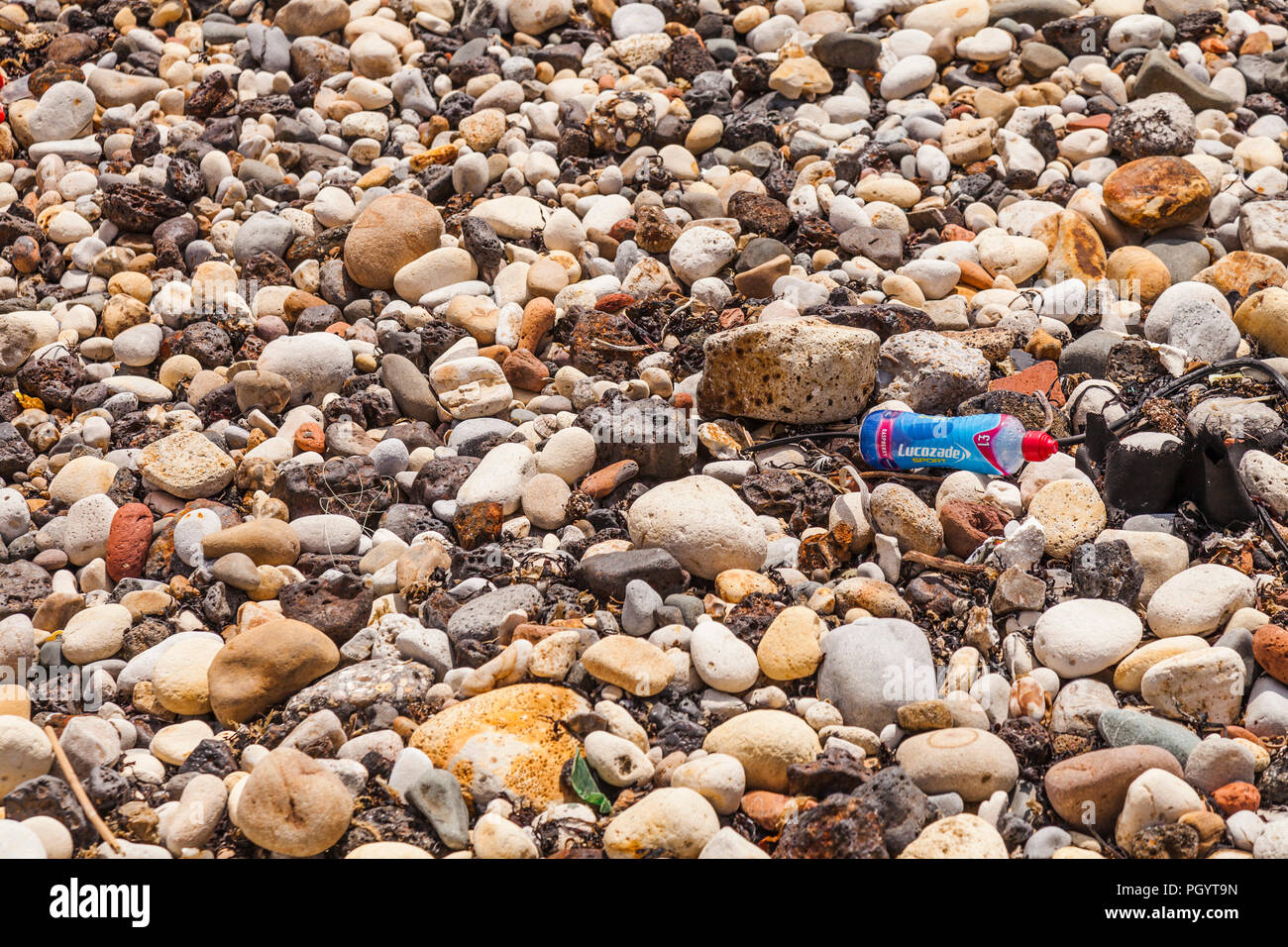 Eine Plastikflasche auf dem Kiesstrand in Hartlepool, England, Großbritannien Stockfoto
