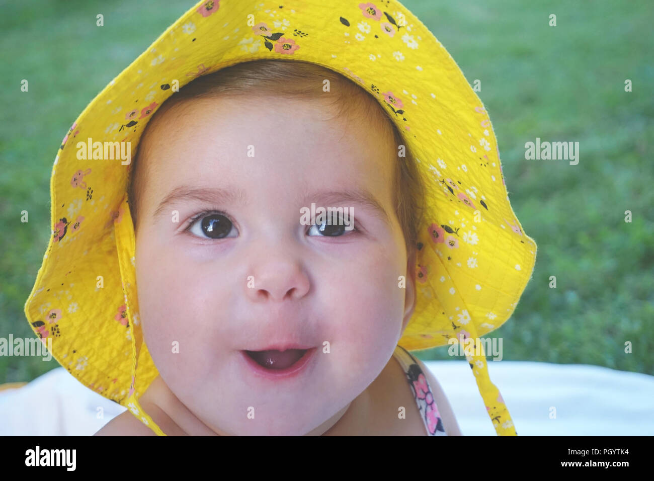 Süß und niedlich gesunde Kind lächeln und lustiges Gesicht, baby portrait Nahaufnahme im Park Stockfoto