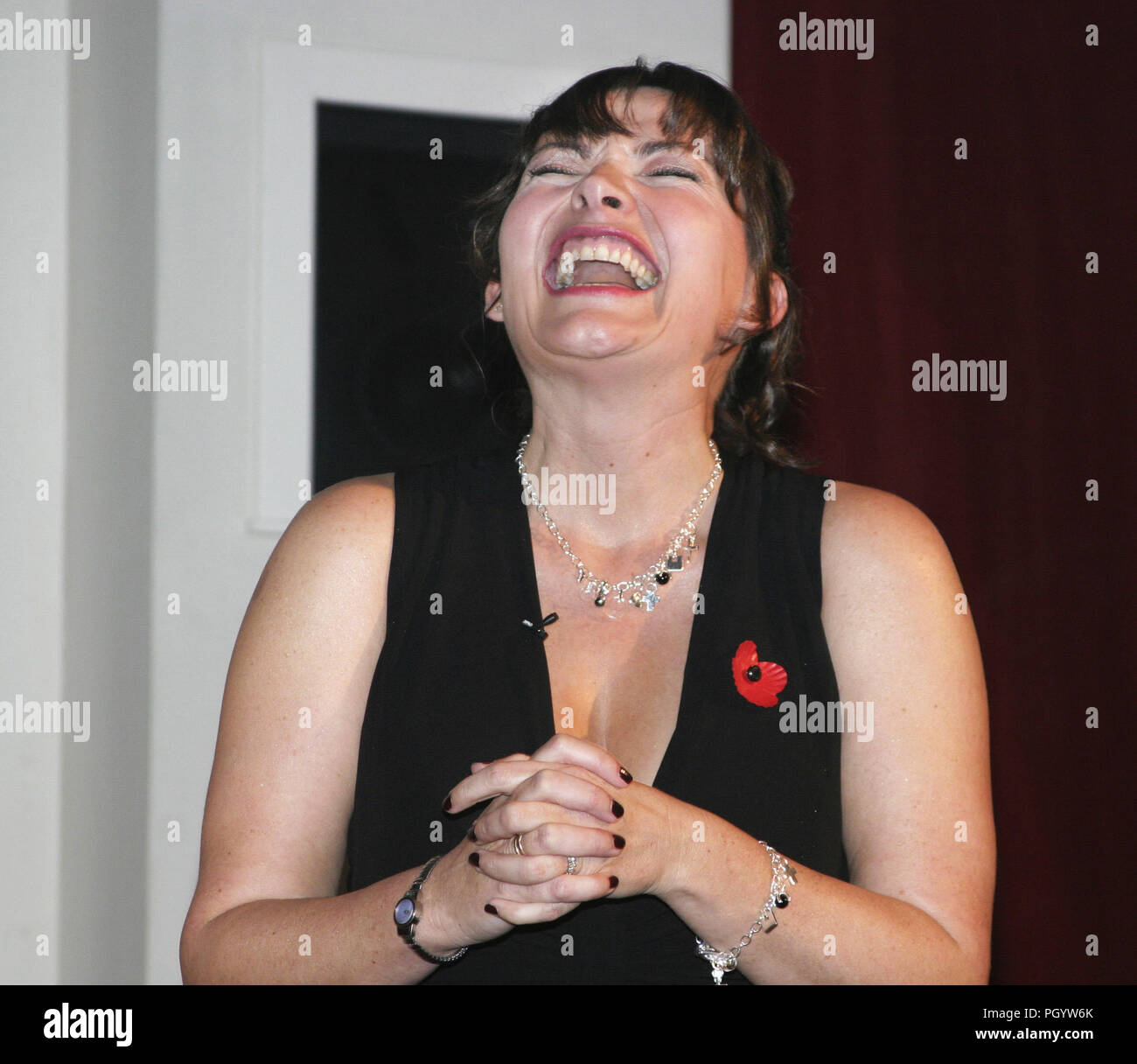 Die tv-Moderatorin, die Host- und Persönlichkeit, Lorraine Kelly, lachend den Kopf von einigen Bemerkung während ihrer Hosting der BAFTA Awards Zeremonie in Glasgow in Schottland. Stockfoto