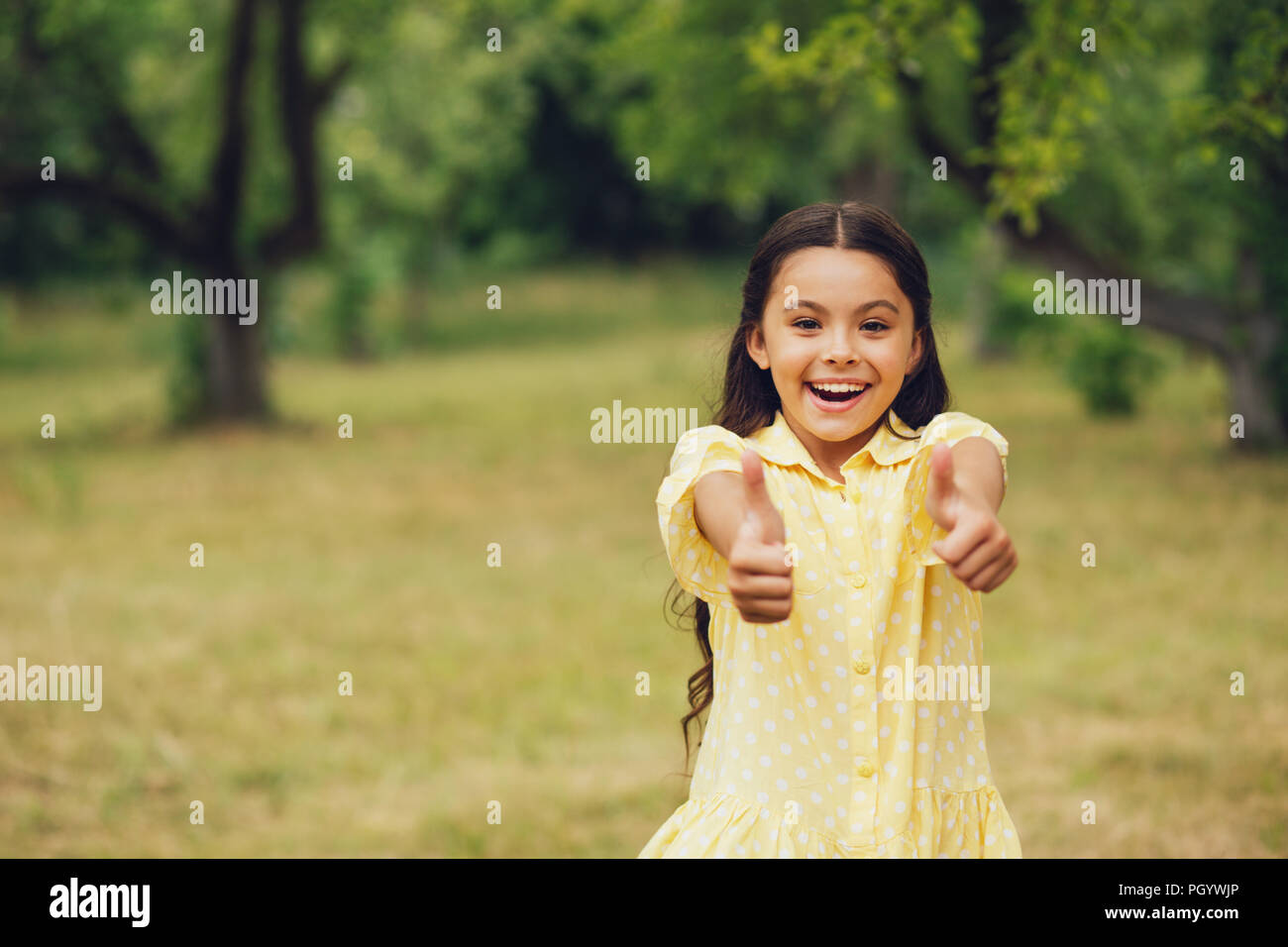 Süße kleine Mädchen in der Natur. Stockfoto