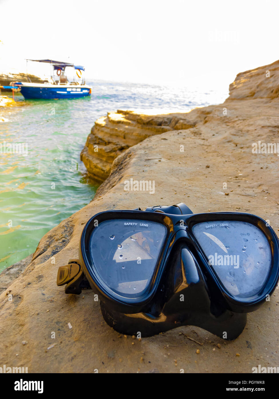 Tauchen Maske für Tauchen auf dem Felsen in der Nähe des Meeres. Stockfoto