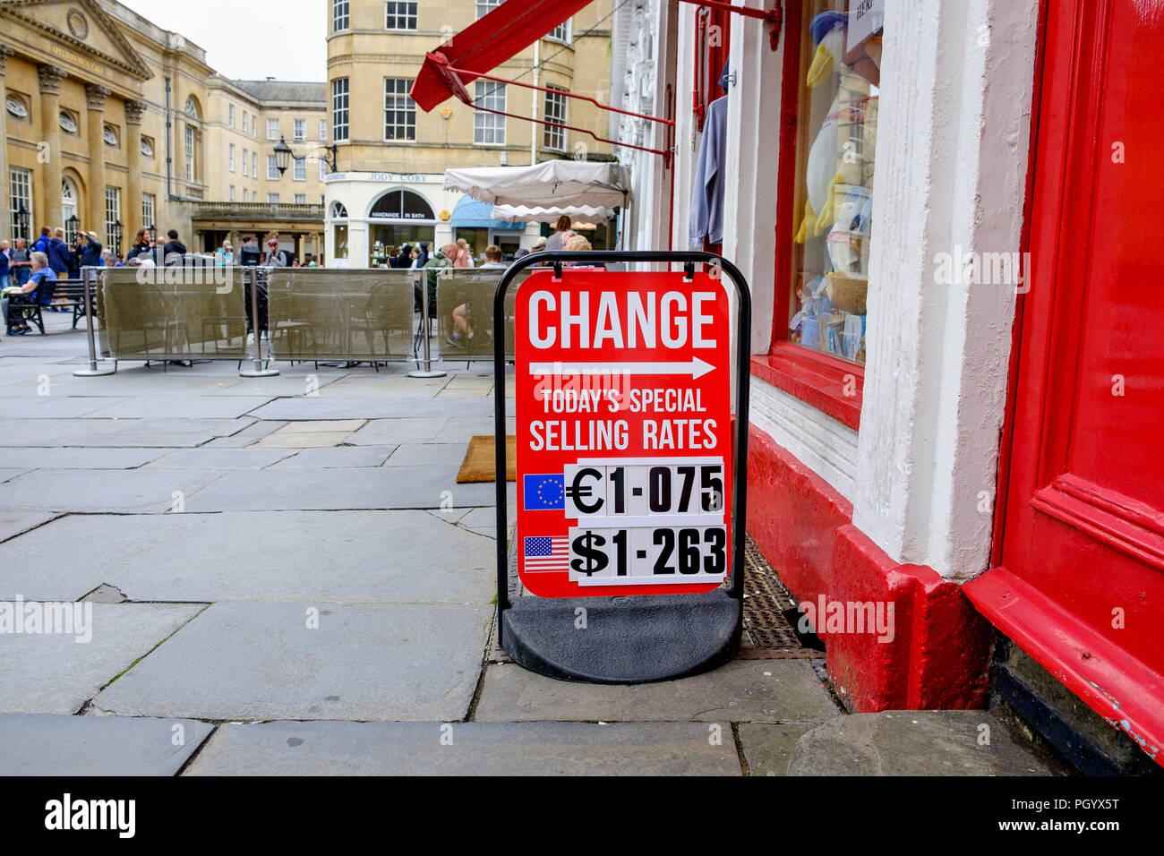 Ein Wechselkurs display board wird dargestellt, außerhalb einer Wechselstuben in einem touristischen Shop in Bath, England gelegen Stockfoto