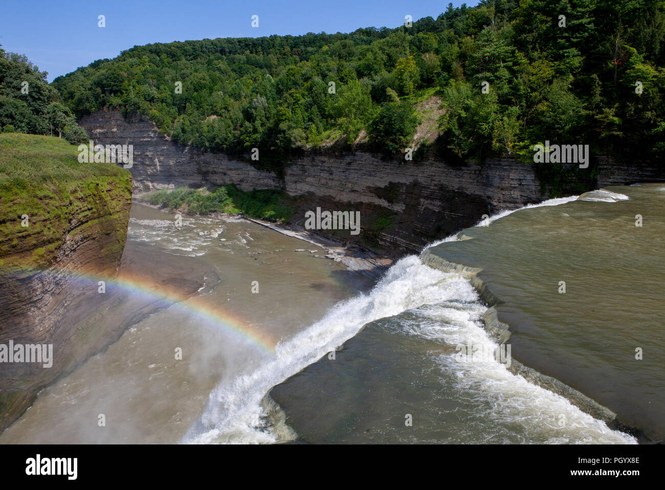 Ein Regenbogen Formen im Spray aus der Mitte fällt Wasserfall in Letchworth State Park in Kastilien, NY, USA Stockfoto