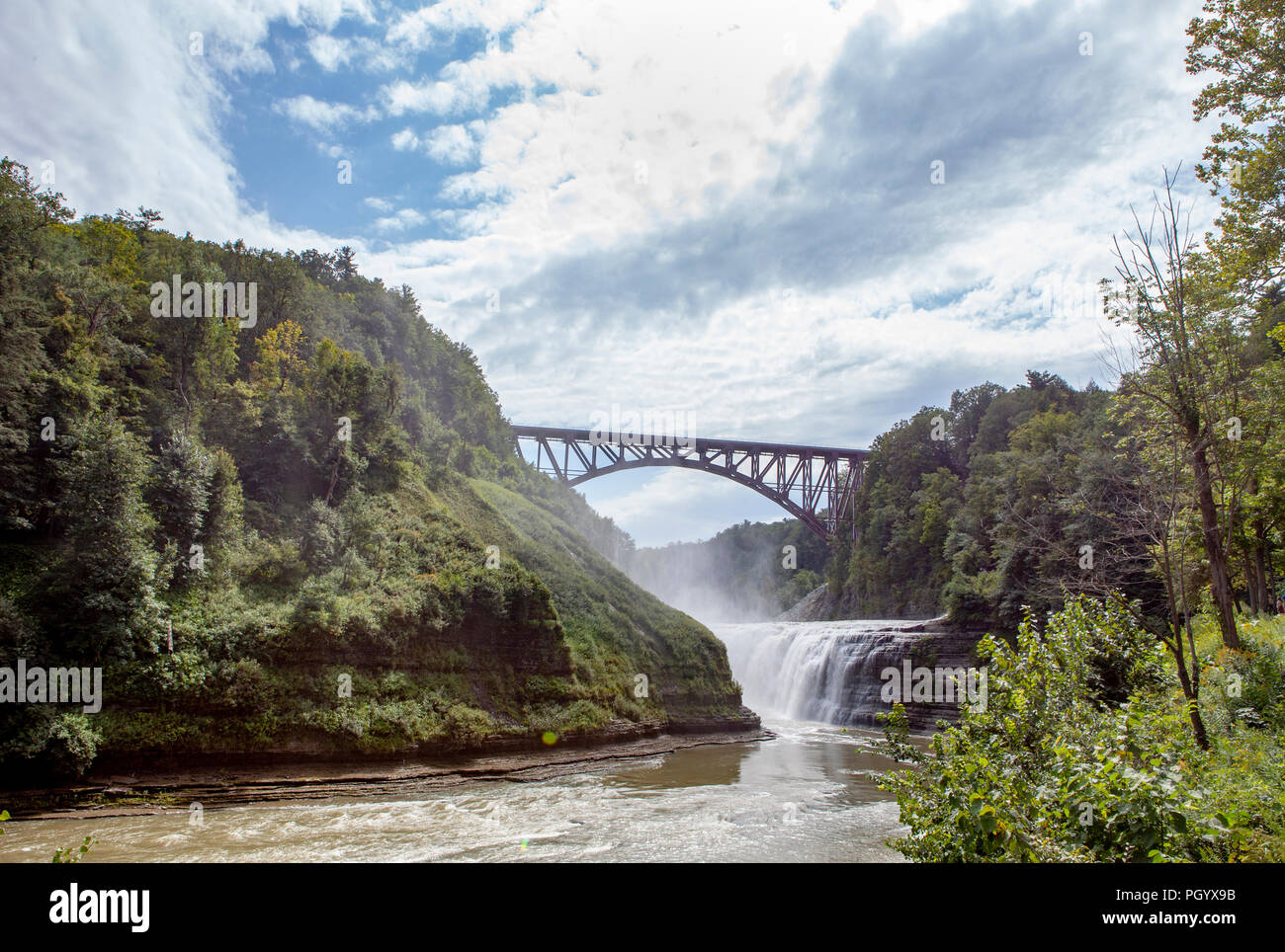 Die Genesee Bogenbrücke über den Genesee River und hinter einem Wasserfall in Letchworth State Park in Kastilien, NY, USA. Stockfoto