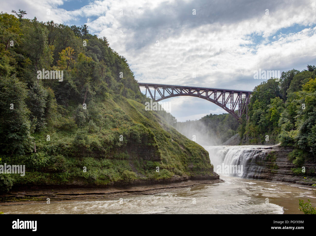 Die Genesee Bogenbrücke über den Genesee River und hinter einem Wasserfall in Letchworth State Park in Kastilien, NY, USA. Stockfoto