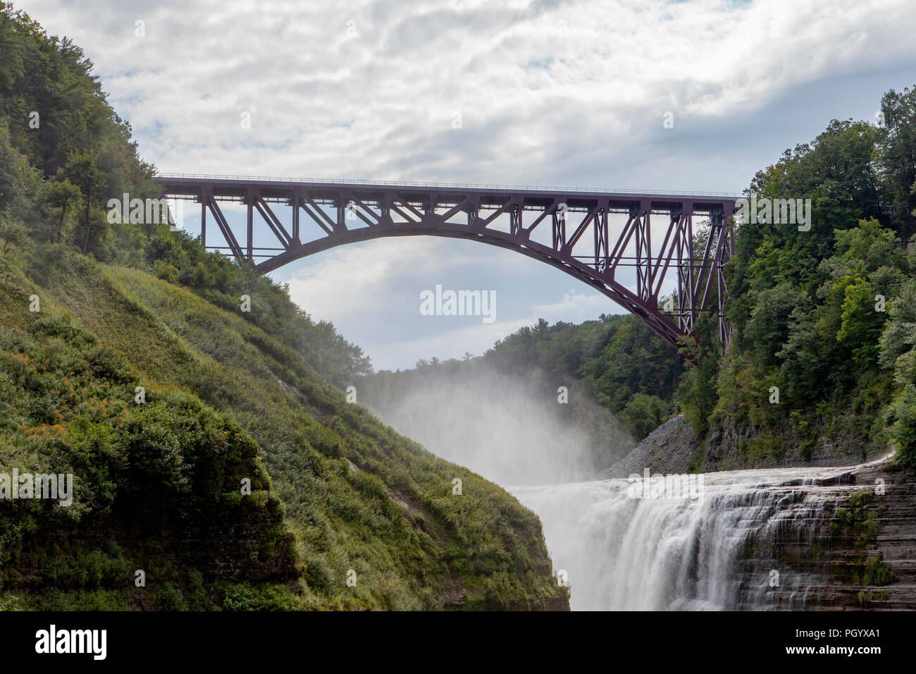 Die Genesee Bogenbrücke über den Genesee River und hinter einem Wasserfall in Letchworth State Park in Kastilien, NY, USA. Stockfoto