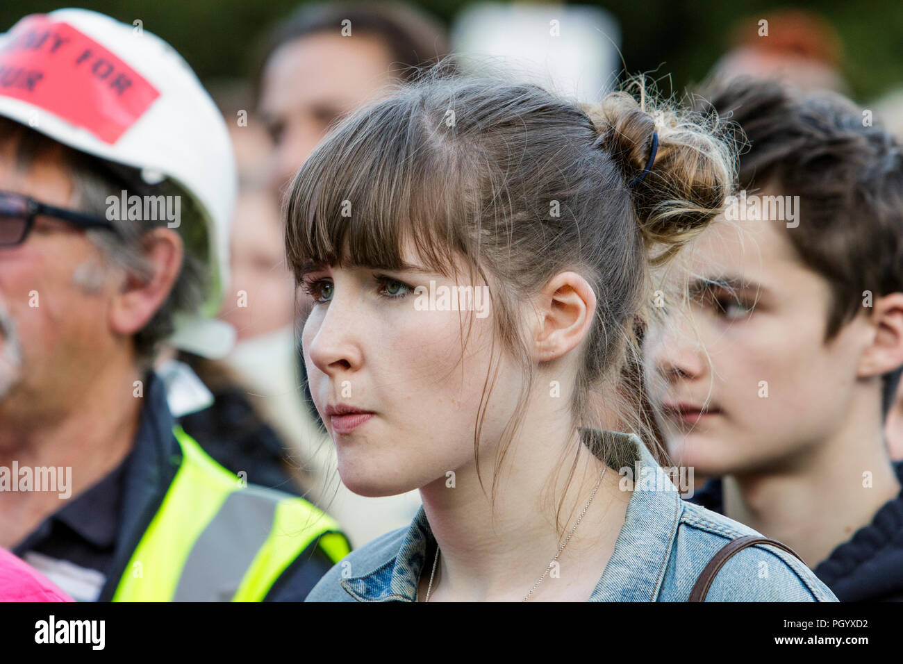 Bristol, UK, 8. August 2016. Jeremy Corbyn Anhänger abgebildet, da sie sich auf die Vorträge zu einem Jeremy für Arbeit Rallye in College Green, Bristol hören Stockfoto