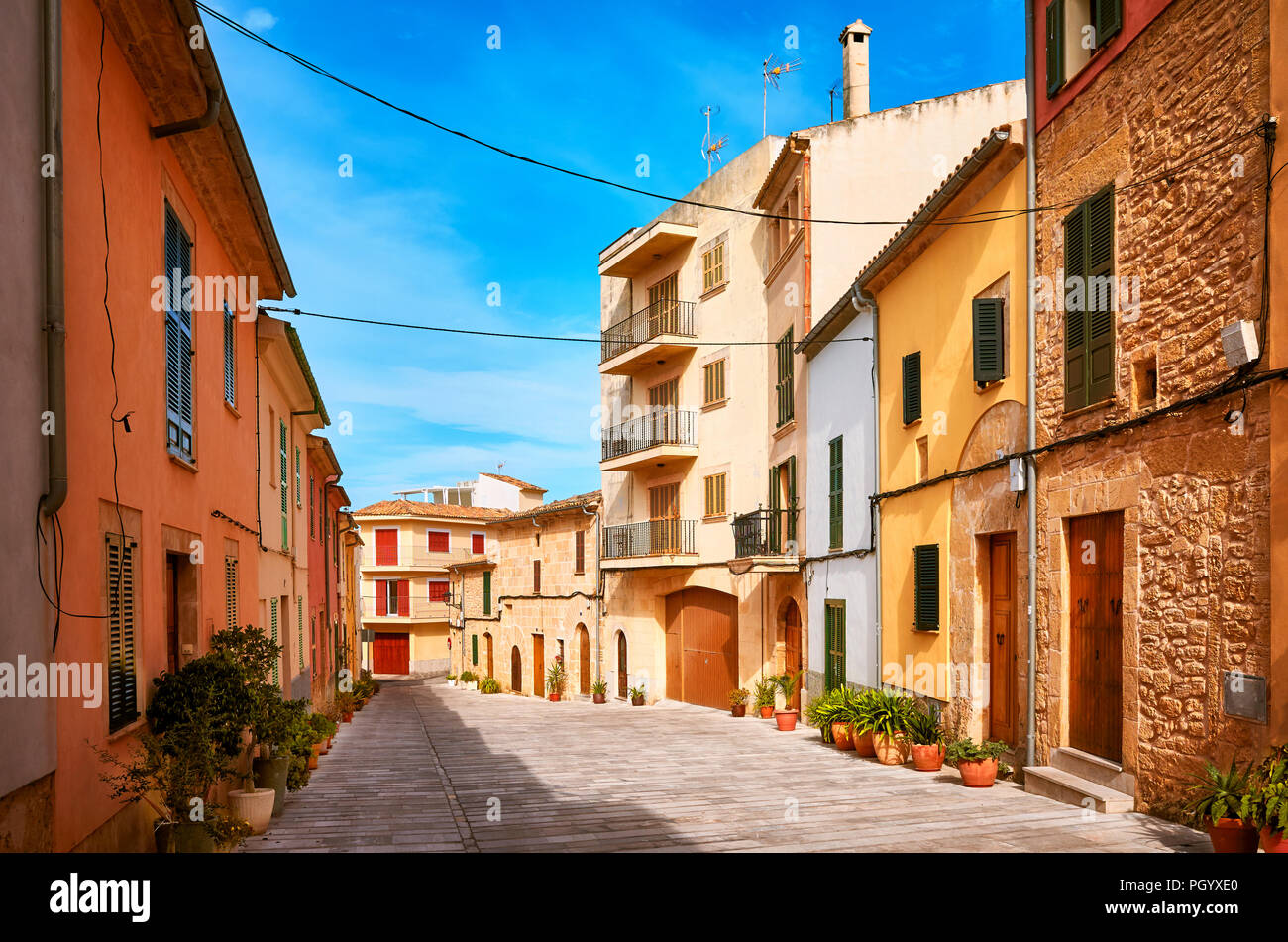 Leere Straße in der Altstadt von Alcudia, Mallorca, Spanien. Stockfoto