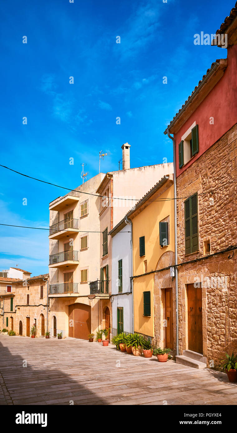 Leere Straße in der Altstadt von Alcudia, Mallorca, Spanien. Stockfoto