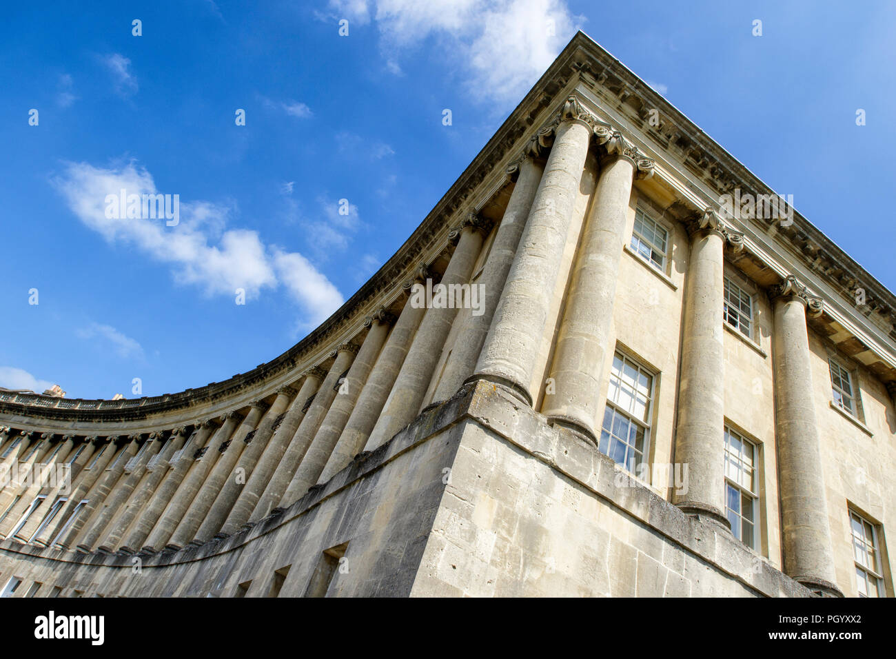 Blick auf den Royal Crescent eine der kultigsten Sehenswürdigkeiten Badewanne, einer Reihe von 30 Reihenhäusern in einer geschwungenen Crescent in Bath, Somerset England Grossbritannien Stockfoto