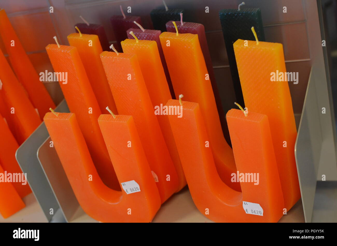 Orange U-förmige Kerzen zum Verkauf Stockfoto