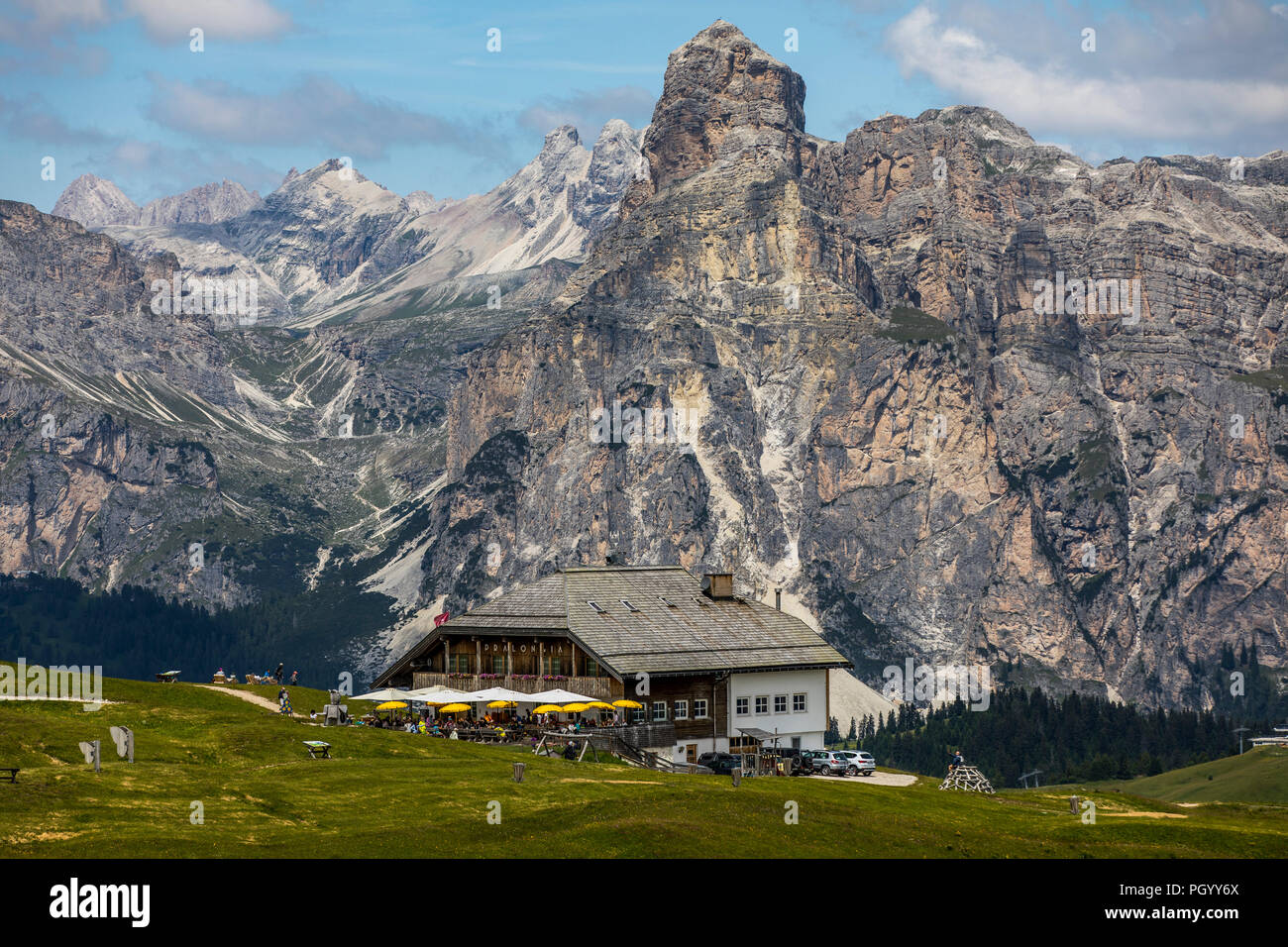 Italien, Südtirol, Trentino, der Piz La Ila Hochplateau in der Nähe von Stern/La Villa, Almwiese, Wanderer, Aussichtspunkt am Berggasthof Pralongia, Stockfoto