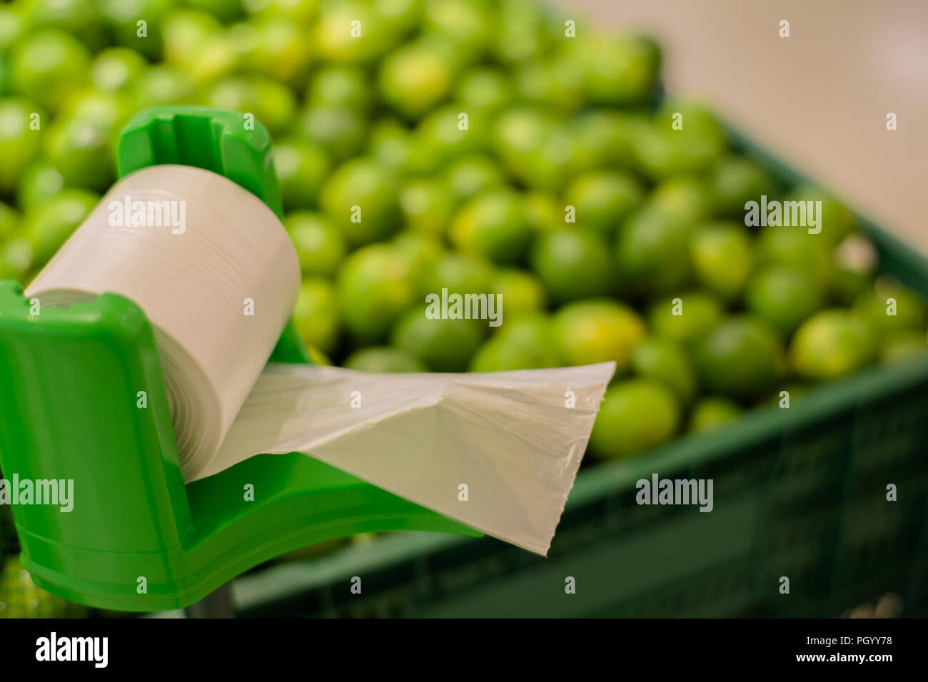 Rolle von Plastiktüten in einem Lebensmittelgeschäft in einem Supermarkt. Stockfoto