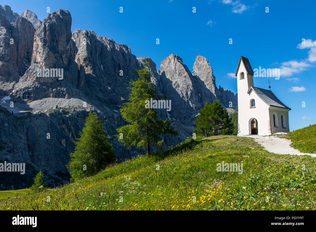 Südtirol, Trentino, Italien, Bergpanorama am Gršdner Pass, Pass in den Südtiroler Dolomiten, Cappella di San Maurizio, Stockfoto