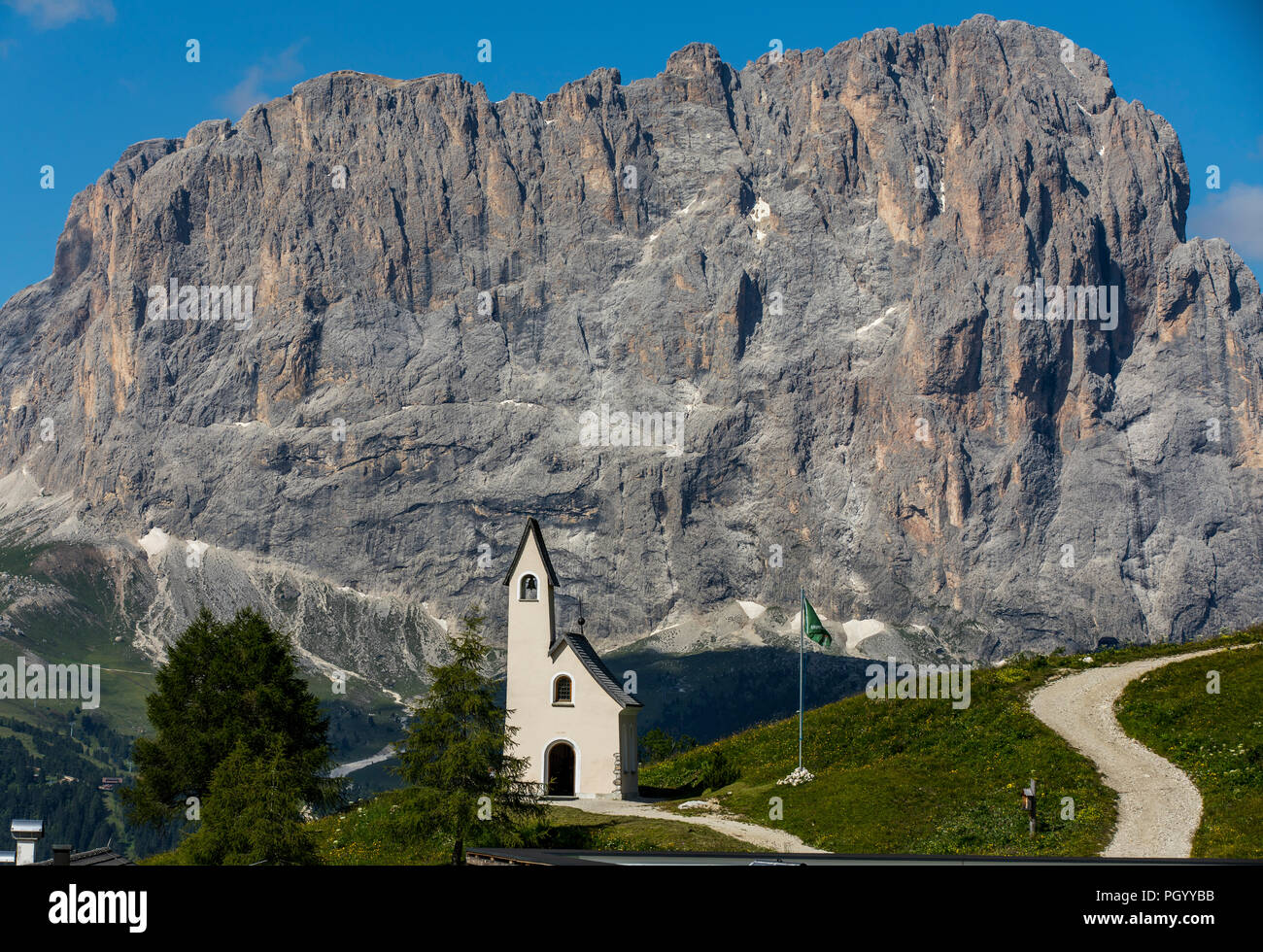 Südtirol, Trentino, Italien, Bergpanorama am Gršdner Pass, Pass in den Südtiroler Dolomiten, Cappella di San Maurizio, Stockfoto