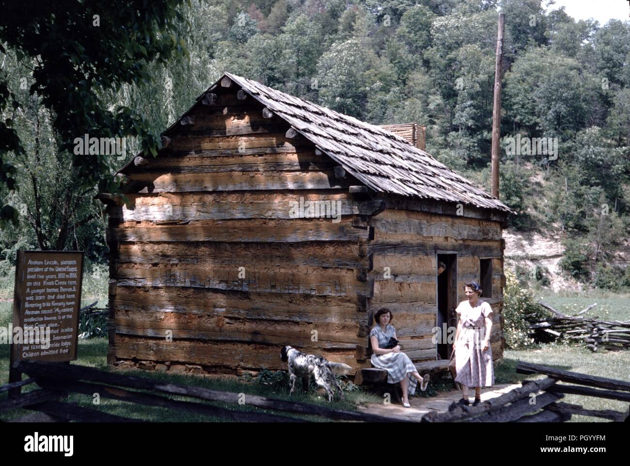 Weibliche Touristen sammeln außerhalb einer Blockhütte an der Geburtsstätte des Präsidenten der Vereinigten Staaten Abraham Lincoln, Kentucky, United States, 1955. () Stockfoto