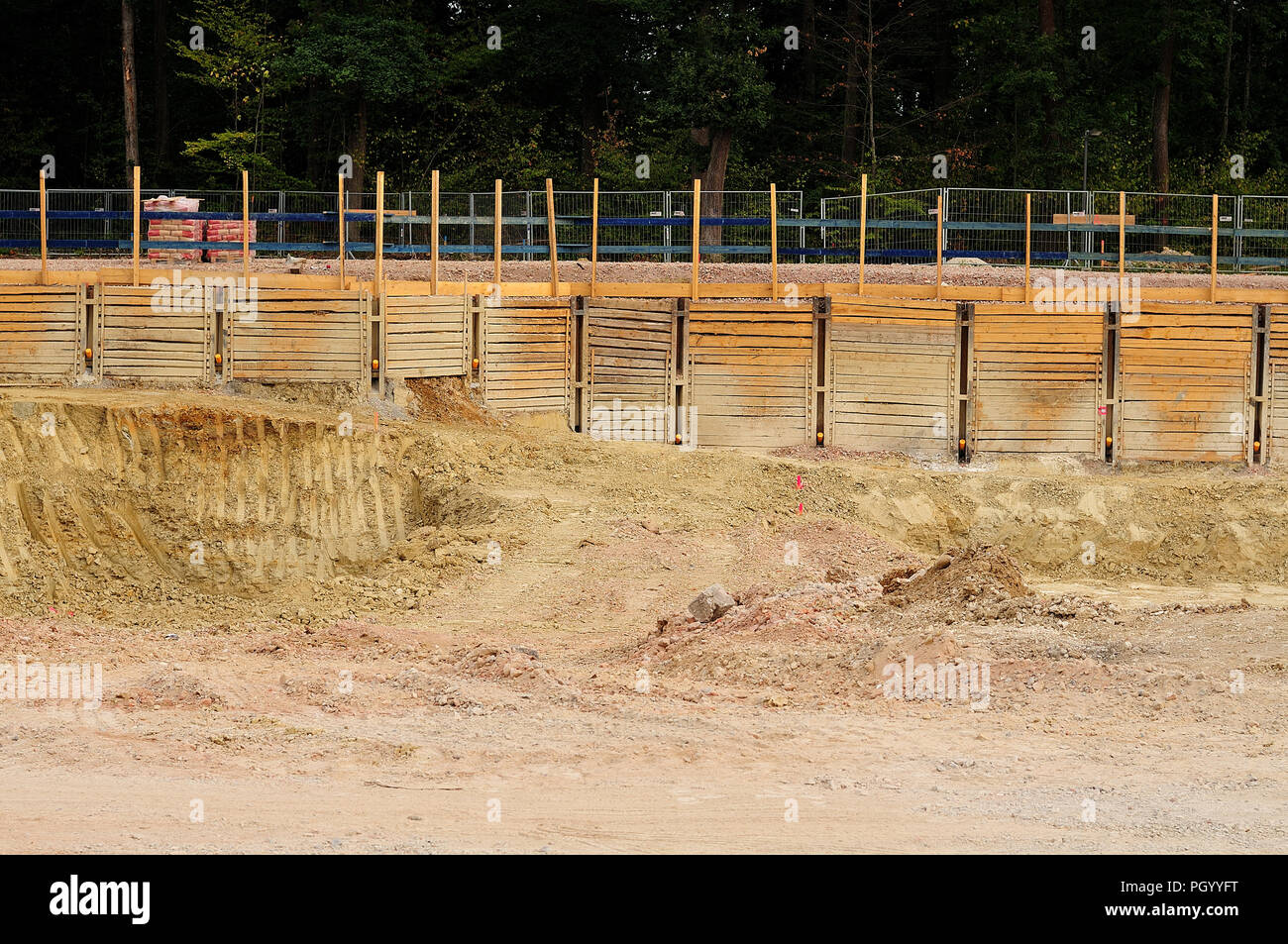 Große Baugrube mit Wänden Feste mit Holz Ummantelung Stockfotografie