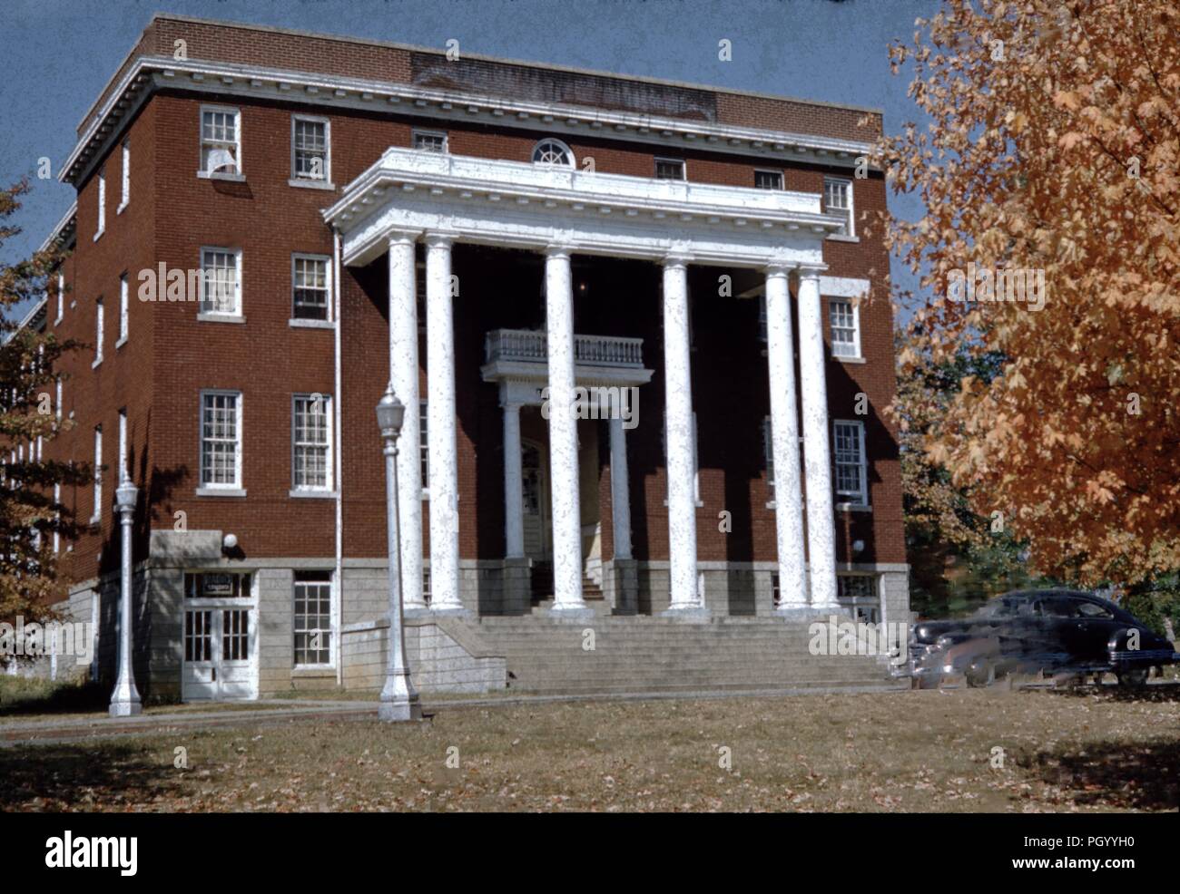 Großes Gebäude mit Auto vor am Asbury Universität, eine Christliche liberale künste Universität in Wilmore, Kentucky, 1955 geparkt. () Stockfoto