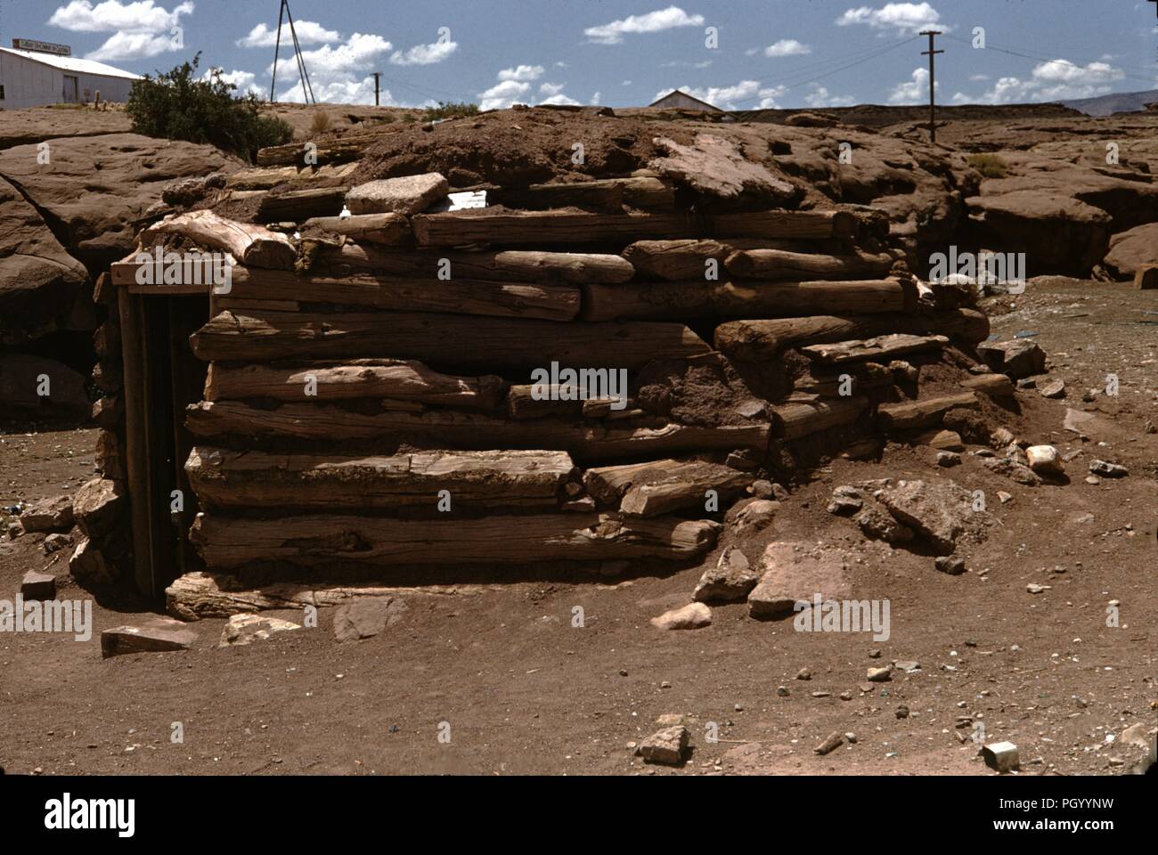 Holz- Navajo Wohnung in der Wüste von Arizona, USA, 1955. () Stockfoto