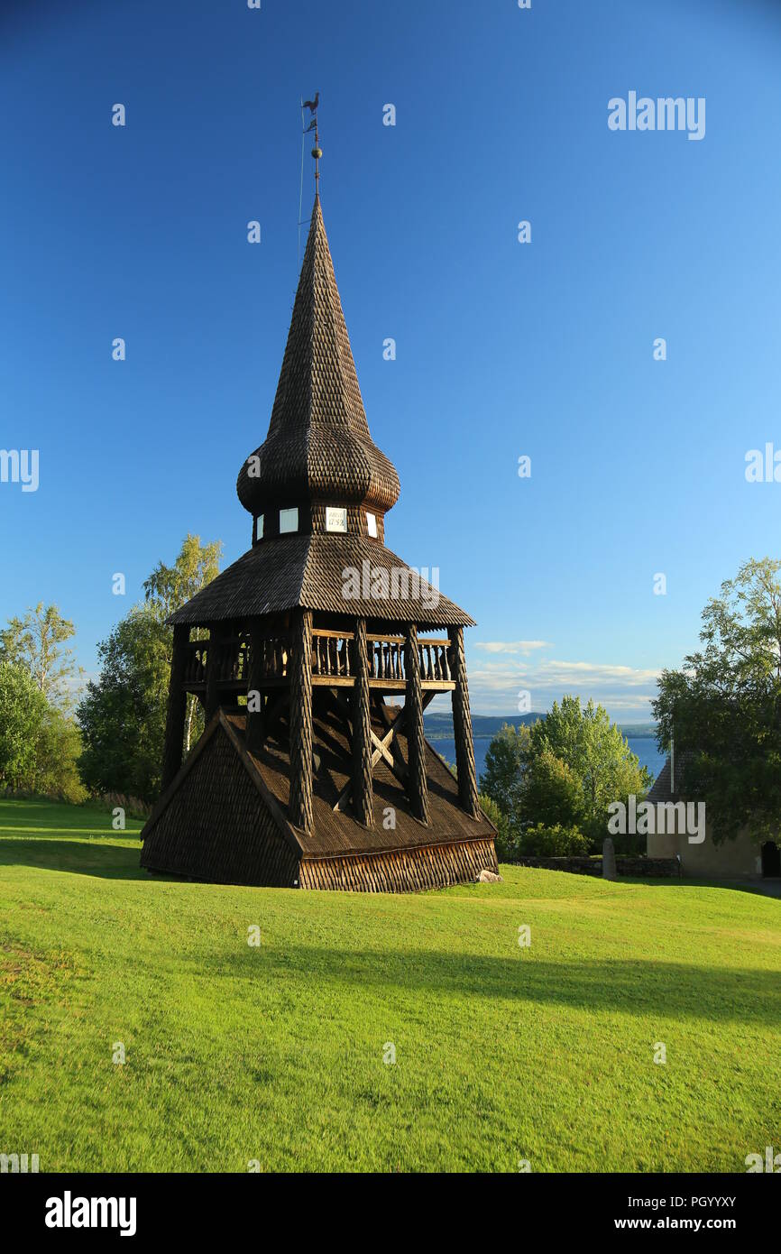 Hölzerner Glockenturm Cage, 1752 erbaut, der Hackas Kirche in Schweden. Stockfoto