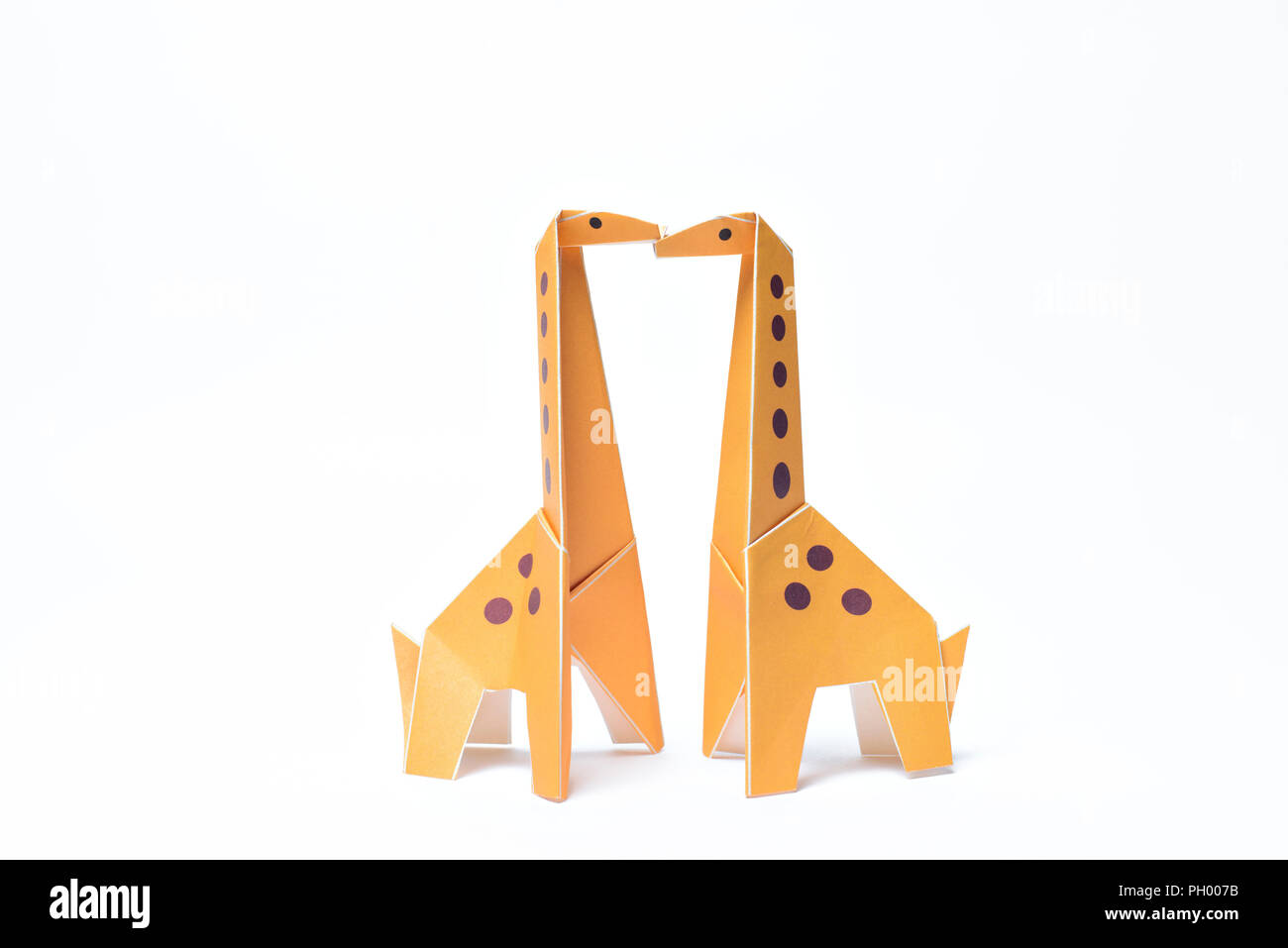 Ein paar origami Papier Giraffen kiss mit weißem Hintergrund Stockfoto