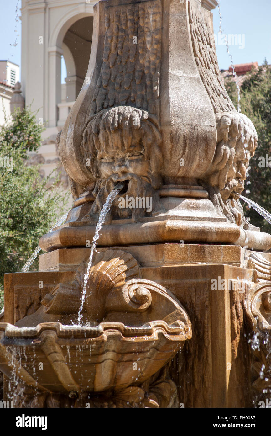 Die alten europäischen Stil Wasserfontäne in City Plaza Stockfoto