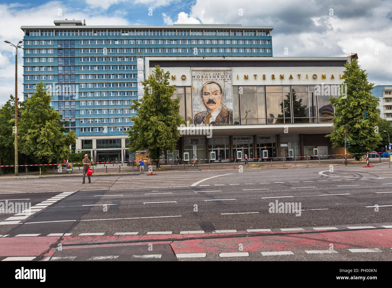 Modernes Gebäude, Karl Marx Allee, Berlin, Deutschland Stockfoto