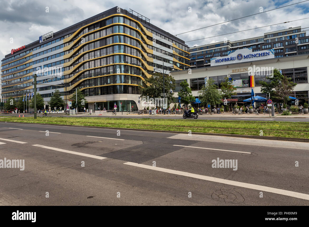 Modernes Gebäude, Karl Marx Allee, Berlin, Deutschland Stockfoto