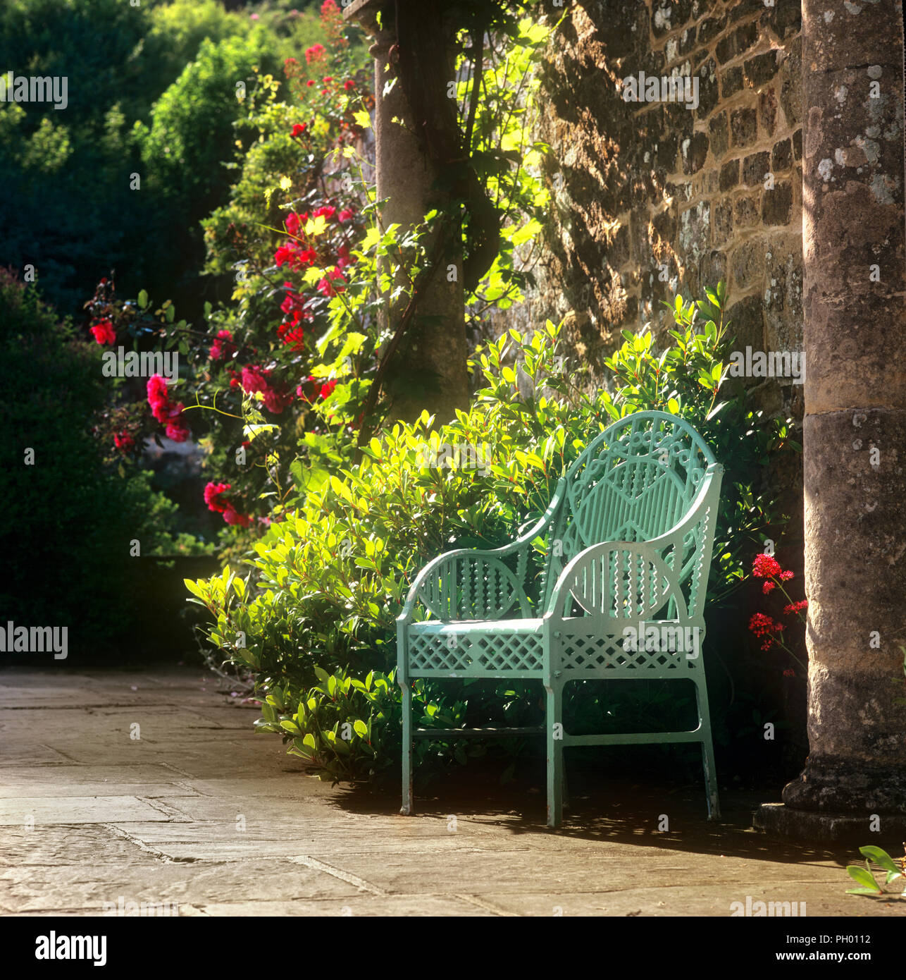 Classic Gitter metall Gartenstuhl, im Sommer Sonnig English Home formale  Land Garten unter schattigen Stein Pergola Stockfotografie - Alamy