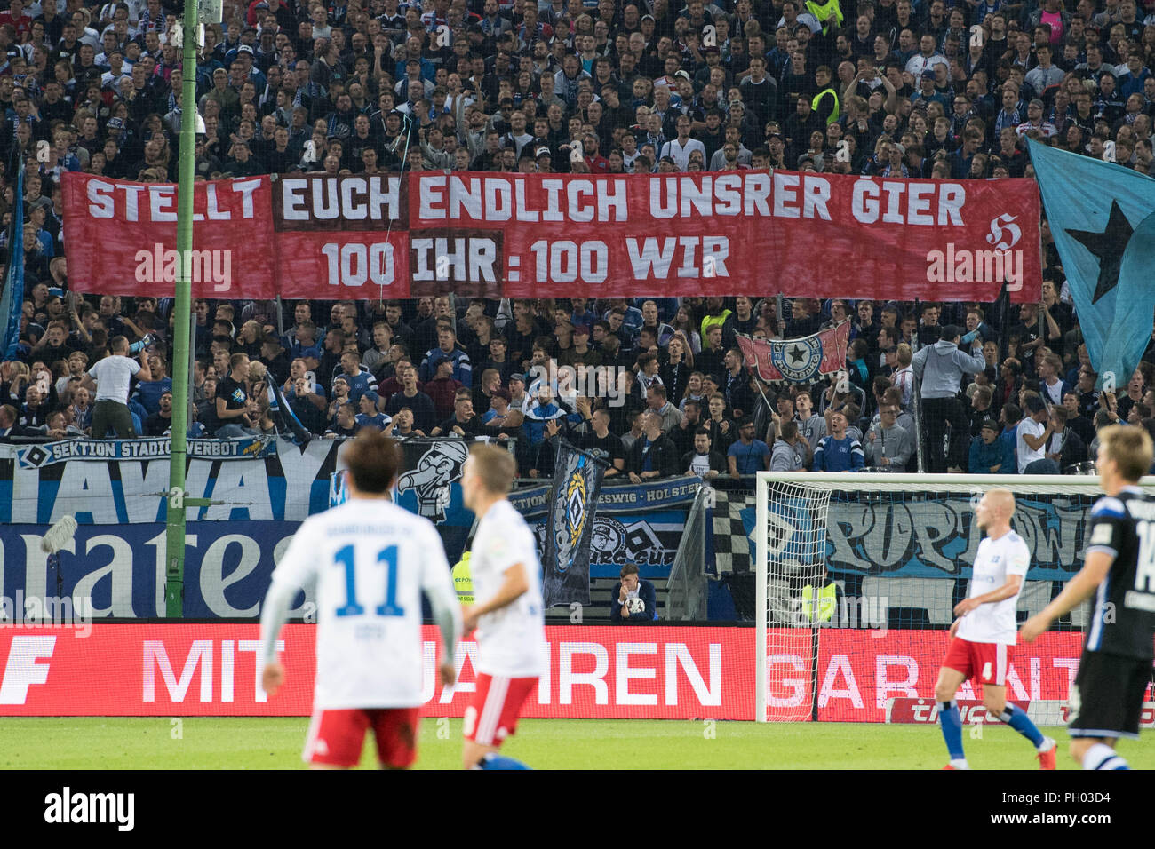 Hamburger Ultras halten ein Banner: "Schließlich unsere Gier Gesicht, 100 von ihnen: 100 Wir' als eine Einladung zu einem vereinbarten Kampf mit der St. Pauli Ultras, Ventilator, Ventilatoren, Zuschauer, Fans, Anhänger, Provokation, Absprachen, Fußball 2. 1. Fussballbundesliga, 3. Spieltag, HSV Hamburg Hamburg Hamburg (HH) - Arminia Bielefeld (BI) 3:0, am 27/08/2018 in Hamburg/Deutschland. € | Nutzung weltweit Stockfoto