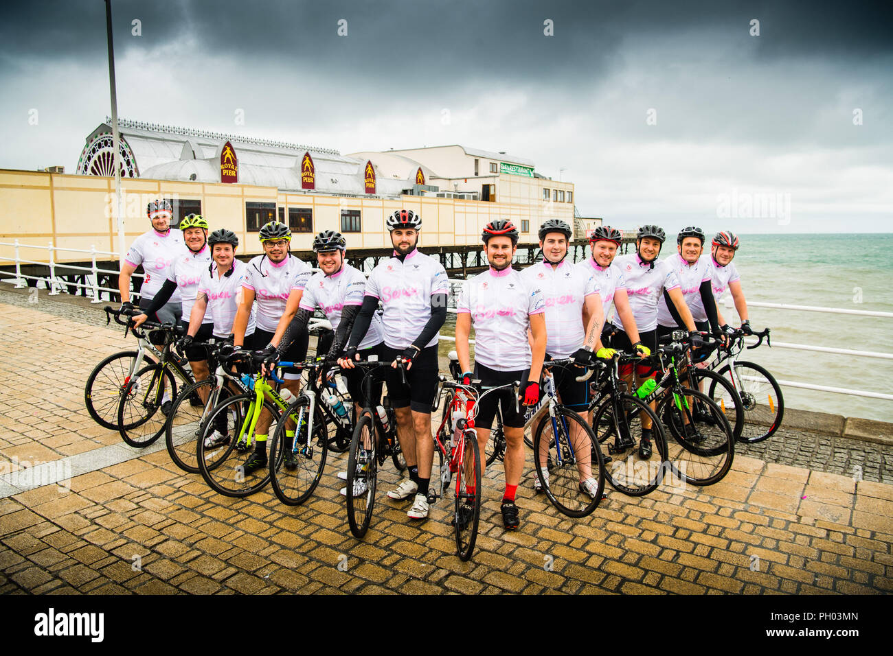 Aberystwyth Wales UK, Mittwoch, 29 August 2018, 13 Radfahrer Einstellung auf ein anstrengendes 310 Mile Cross Country Fahrt mit dem Fahrrad von Aberystwyth Pier nach Clacton Pier im Speicher der Babyeinheit Seren Picken, die in nur 13 Wochen von mitochondrien Erkrankung starb, und wertvolle Fördermittel für die kranken Kinder Vertrauen Foto © Keith Morris/Alamy leben Nachrichten Stockfoto