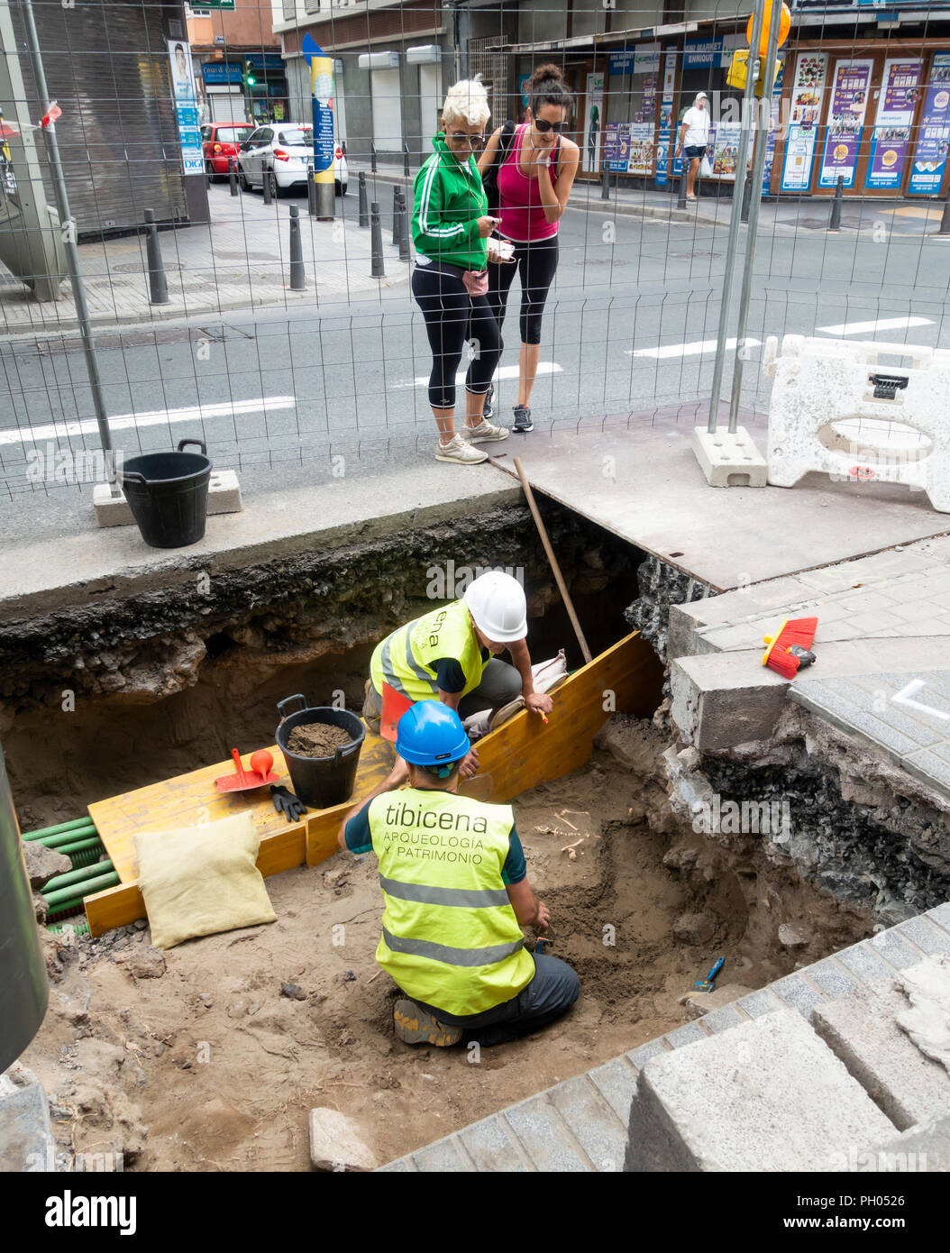 Las Palmas, Gran Canaria, Kanarische Inseln, Spanien. 29 August, 2018. Handwerker ersetzen unterirdische Stadt Strom Kabel menschliche Knochen auszugraben. Archäologen arbeiten jetzt zu entfernen und den Rest der Überreste, die Sie denken, eine Niederländische sailor sein kann. Admiral Van der Funktioniert mit einer Flotte von 70 Schiffen und 8000 Mann Las Palmas 1599 angegriffen. Obwohl er niedergebrannt und geplündert große Bereiche der Stadt zog er schließlich aufgrund der örtlichen Miliz Widerstand. Credit: ALAN DAWSON/Alamy leben Nachrichten Stockfoto