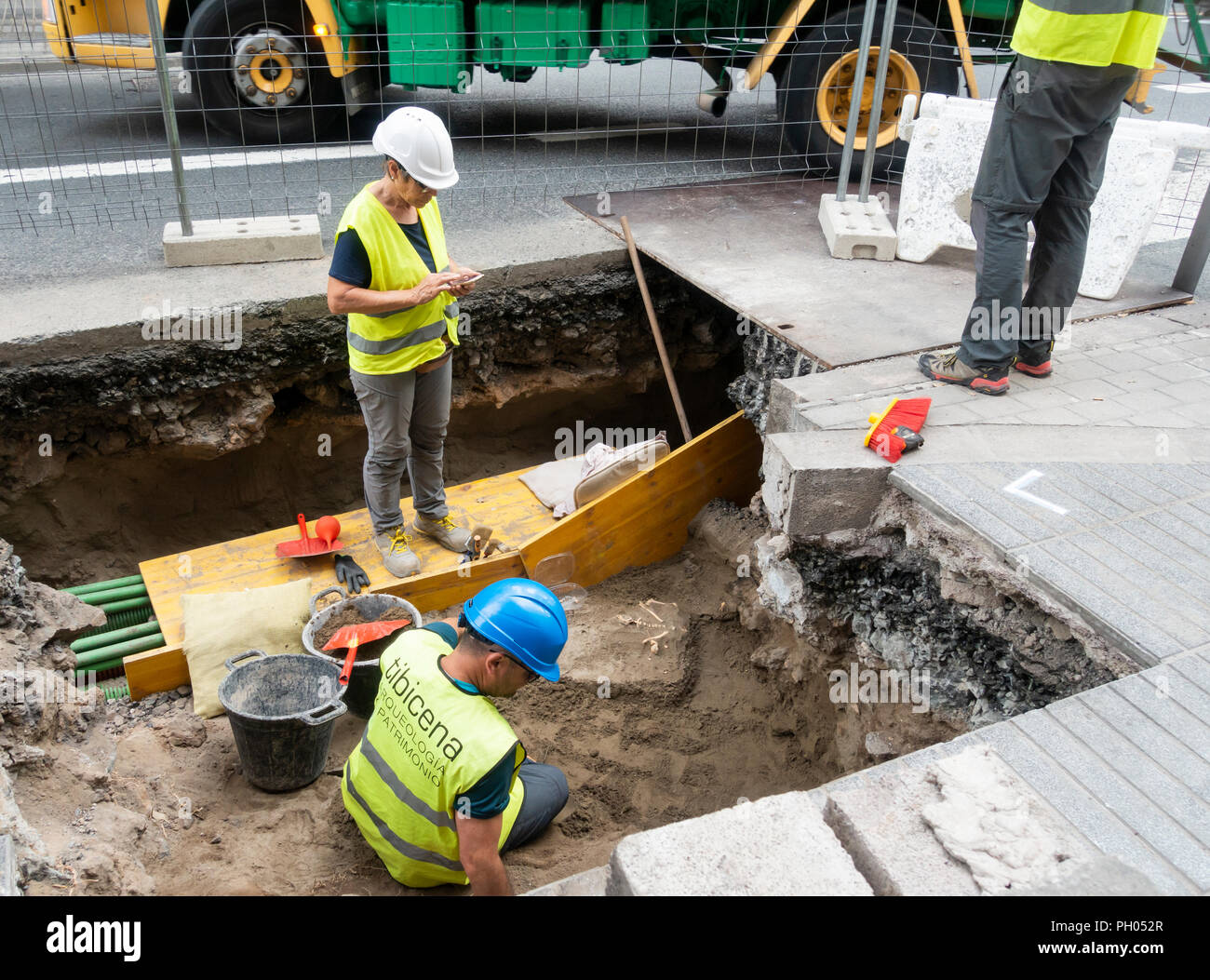 Las Palmas, Gran Canaria, Kanarische Inseln, Spanien. 29 August, 2018. Handwerker ersetzen unterirdische Stadt Strom Kabel menschliche Knochen auszugraben. Archäologen arbeiten jetzt zu entfernen und den Rest der Überreste, die Sie denken, eine Niederländische sailor sein kann. Admiral Van der Funktioniert mit einer Flotte von 70 Schiffen und 8000 Mann Las Palmas 1599 angegriffen. Obwohl er niedergebrannt und geplündert große Bereiche der Stadt zog er schließlich aufgrund der örtlichen Miliz Widerstand. Credit: ALAN DAWSON/Alamy leben Nachrichten Stockfoto