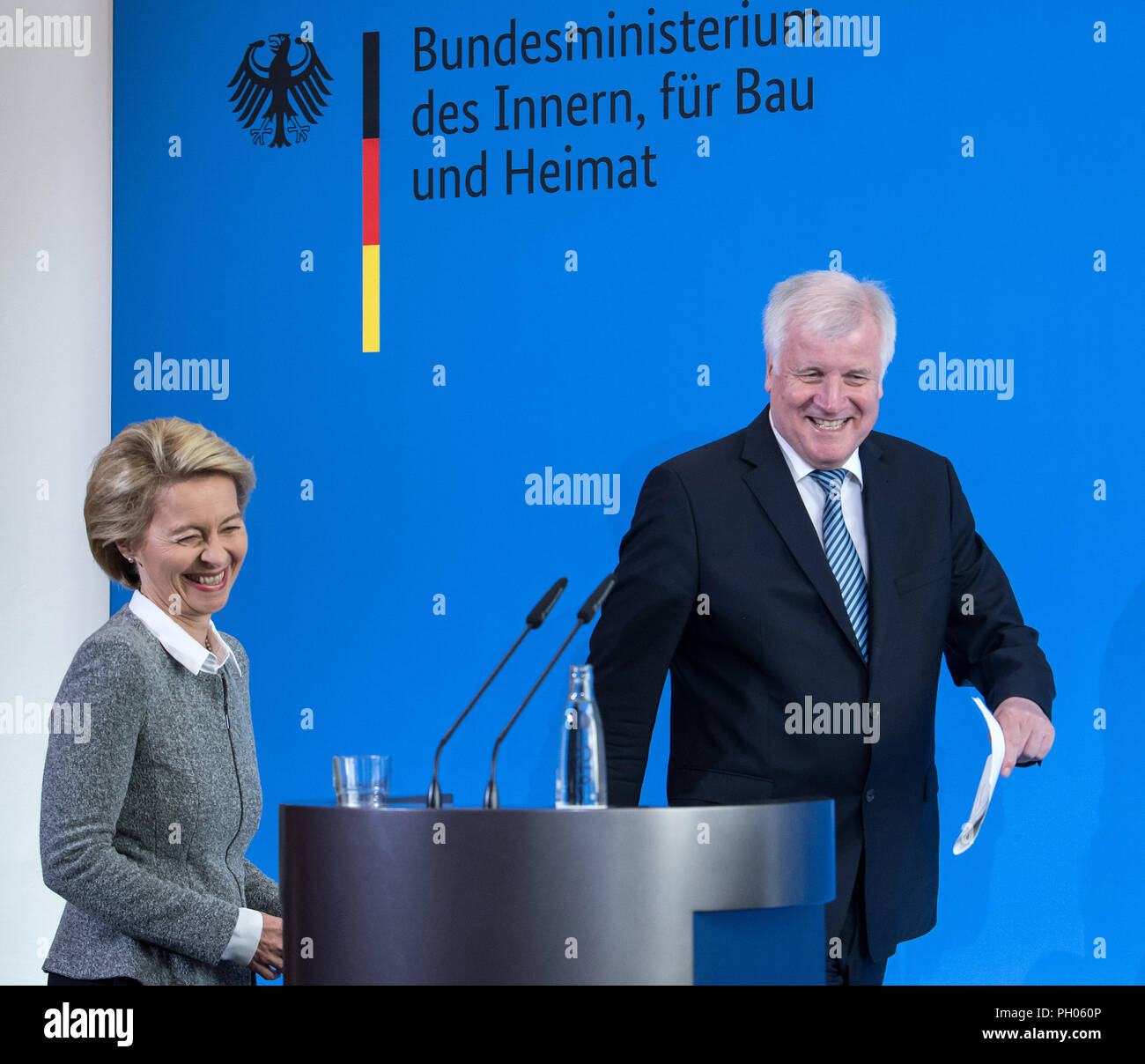 Berlin, Deutschland. 29 Aug, 2018. 29.08.2018, Berlin: Horst Seehofer (CSU), Bundesminister des Innern, Haus und Gebäude, und Ursula von der Leyen (CDU), Minister für Verteidigung, kommen Sie zu einer Pressekonferenz im Bundesministerium des Innern auf das Kabinett die Entscheidung der Agentur für Innovation in Cyber Security zu etablieren. Die Agentur ehrgeizige Forschungs- und Entwicklungsprojekte auf dem Gebiet der Cybersicherheit zu fördern, die einen nachhaltigen Beitrag zur Sicherung der Zukunft Deutschlands. Quelle: Bernd von Jutrczenka/dpa/Alamy leben Nachrichten Stockfoto