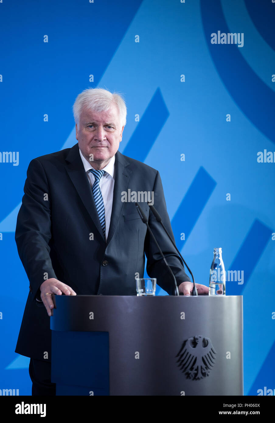 Berlin, Deutschland. 29 Aug, 2018. 29.08.2018, Berlin: Horst Seehofer (CSU), Bundesminister des Innern, der Haus- und Gebäudesystemtechnik, spricht auf einer Pressekonferenz mit Bundesminister der Verteidigung von der Leyen im Bundesministerium des Innern auf das Kabinett die Entscheidung der Agentur für Innovation in Cyber Security zu schaffen, auch auf die Ereignisse in Chemnitz. Die Agentur ehrgeizige Forschungs- und Entwicklungsprojekte auf dem Gebiet der Cybersicherheit zu fördern, die einen nachhaltigen Beitrag zur Sicherung der Zukunft Deutschlands. Quelle: Bernd von Jutrczenka/dpa/Alamy leben Nachrichten Stockfoto