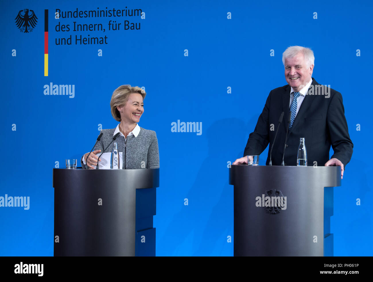 Berlin, Deutschland. 29 Aug, 2018. 29.08.2018, Berlin: Horst Seehofer (CSU), Bundesminister des Innern, Haus und Gebäude, und Ursula von der Leyen (CDU), Minister für Verteidigung, Kommentar in das Bundesministerium des Innern auf das Kabinett die Entscheidung der Agentur für Innovation in Cyber Security zu etablieren. Die Agentur ehrgeizige Forschungs- und Entwicklungsprojekte auf dem Gebiet der Cybersicherheit zu fördern, die einen nachhaltigen Beitrag zur Sicherung der Zukunft Deutschlands. Quelle: Bernd von Jutrczenka/dpa/Alamy leben Nachrichten Stockfoto